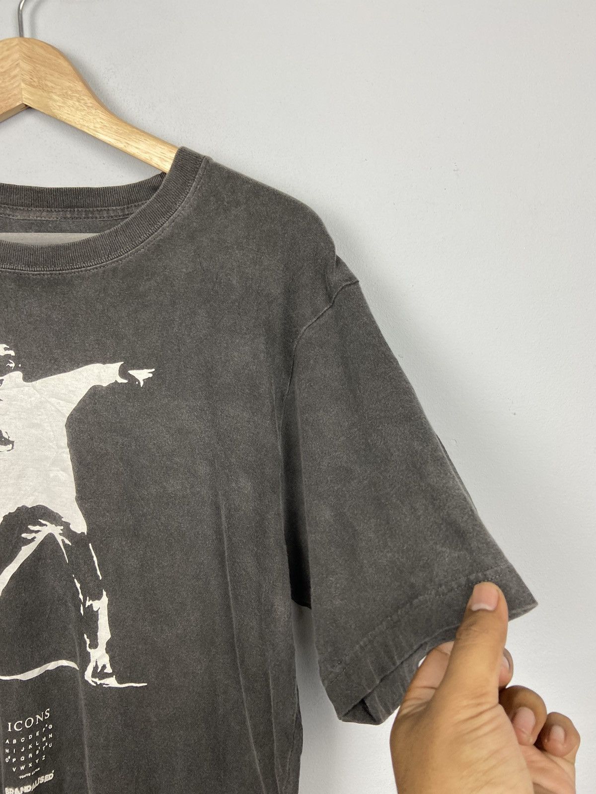 Japanese Brand × Vintage Vintage Banksy”Flower Thrower”Graphic Street Art Tee Size US L / EU 52-54 / 3 - 3 Thumbnail