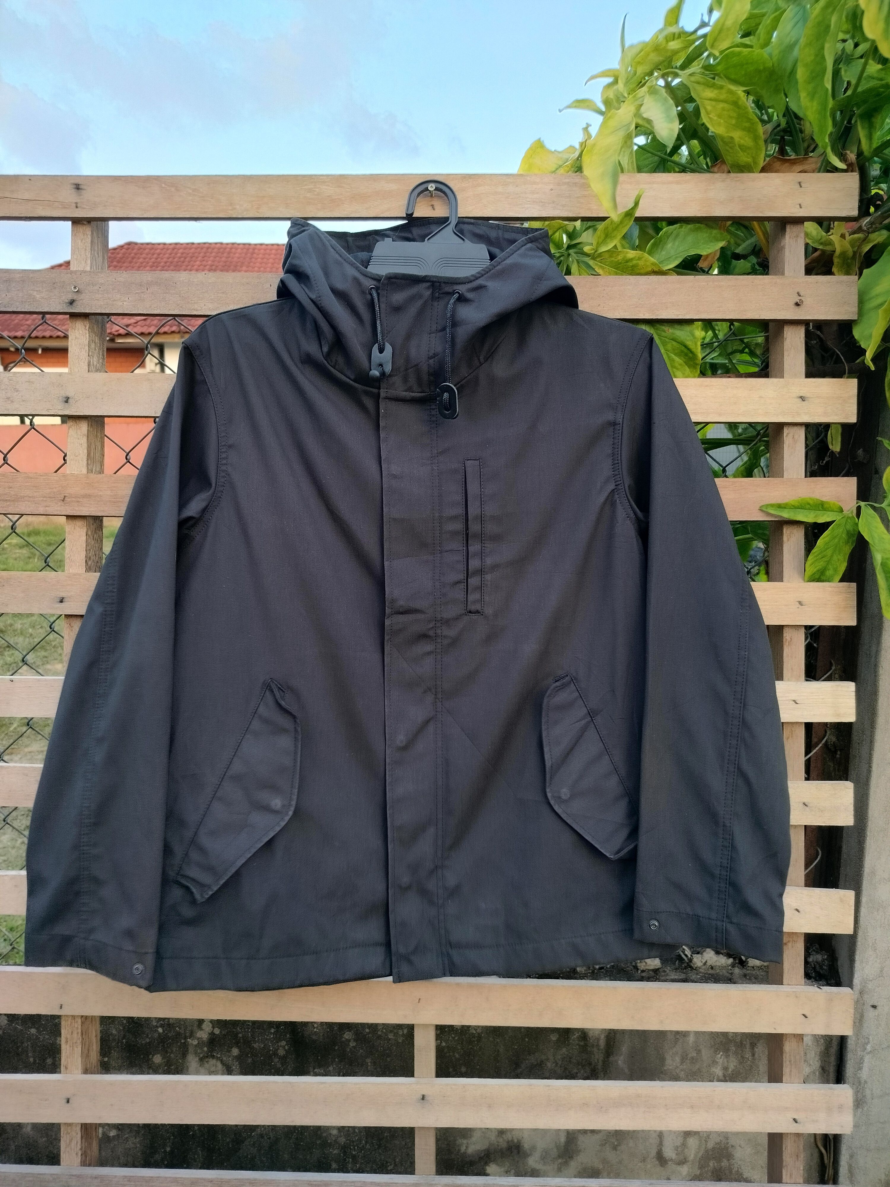 image of Gu Zipper Hoodie Jacket in Black, Men's (Size Medium)