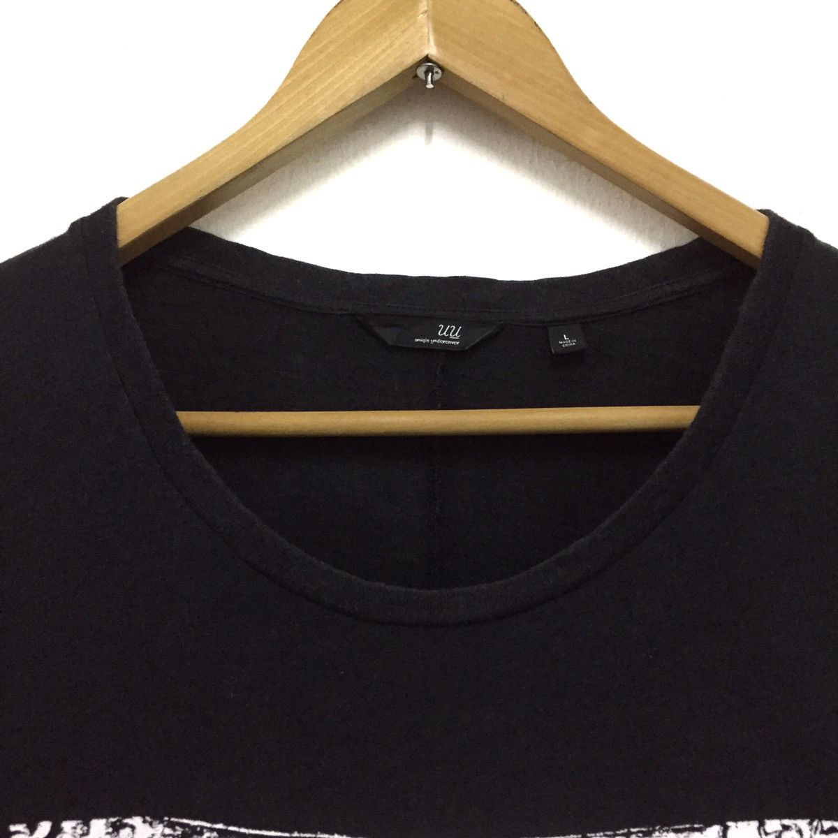 Jun Takahashi 🔥🔥🔥 Uniqlo undercover tee shirt wide neck design Size US L / EU 52-54 / 3 - 5 Thumbnail