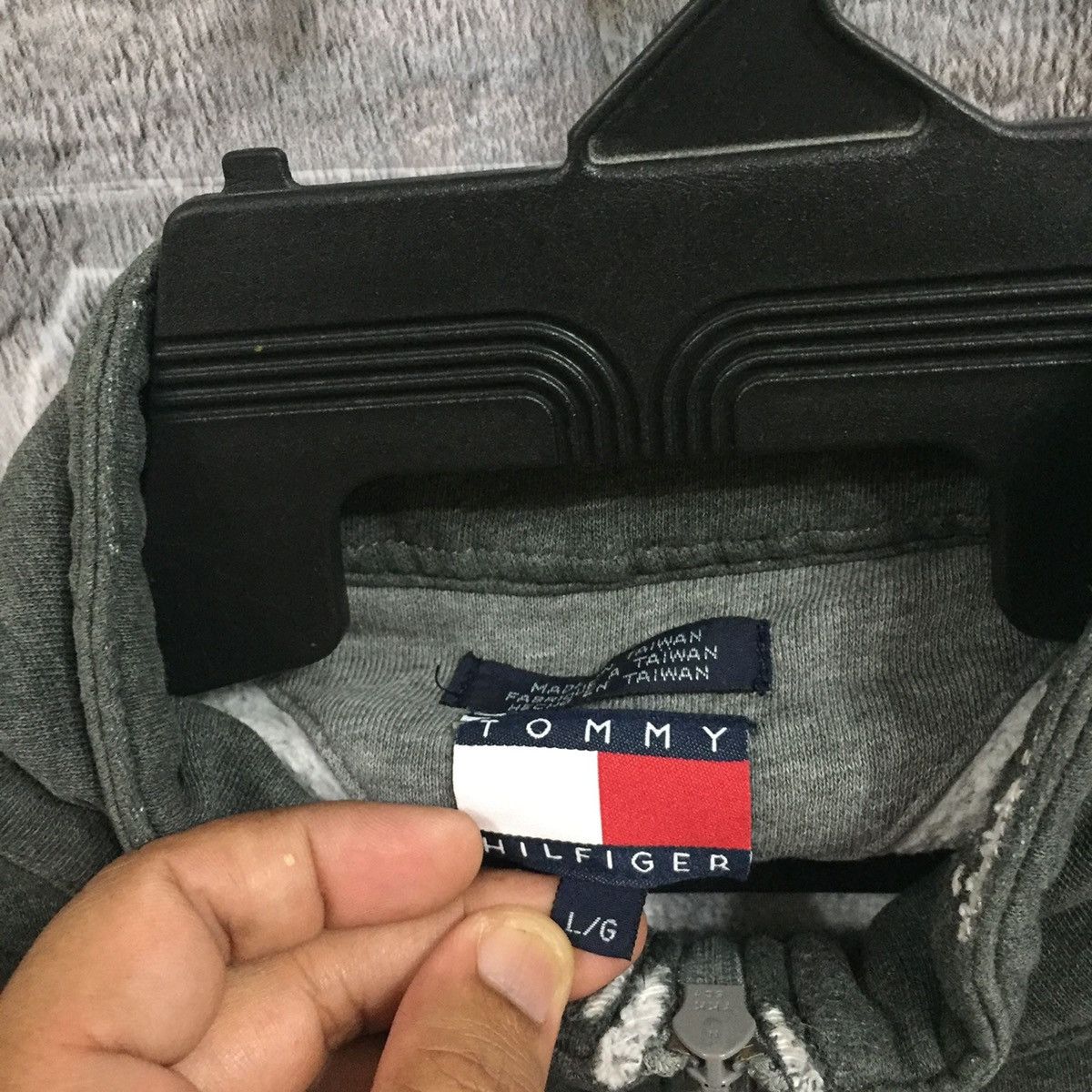 Tommy Hilfiger Vintage Tommy Hilfiger sweatshirt small logo L/G fit L Size US L / EU 52-54 / 3 - 4 Thumbnail