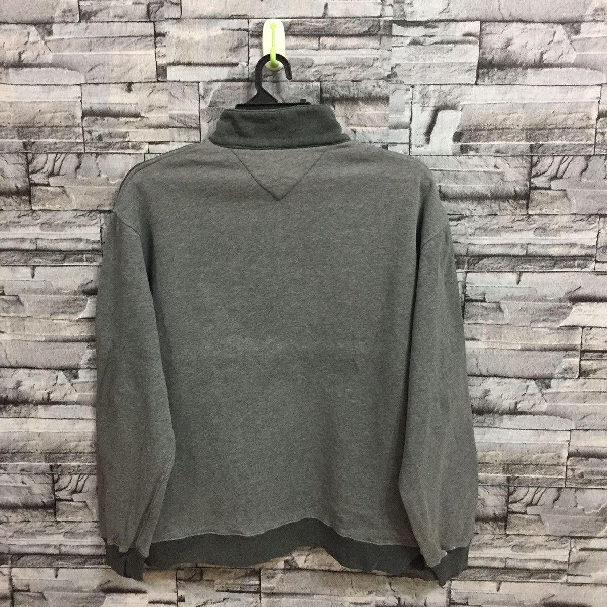 Tommy Hilfiger Vintage Tommy Hilfiger sweatshirt small logo L/G fit L Size US L / EU 52-54 / 3 - 7 Thumbnail