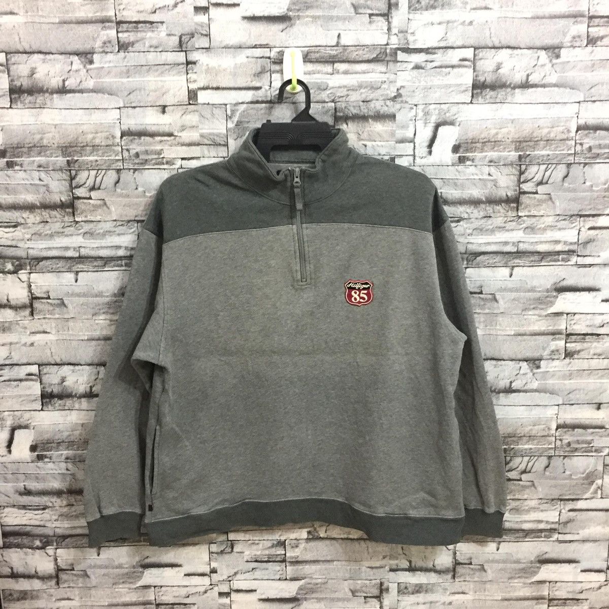 Tommy Hilfiger Vintage Tommy Hilfiger sweatshirt small logo L/G fit L Size US L / EU 52-54 / 3 - 1 Thumbnail