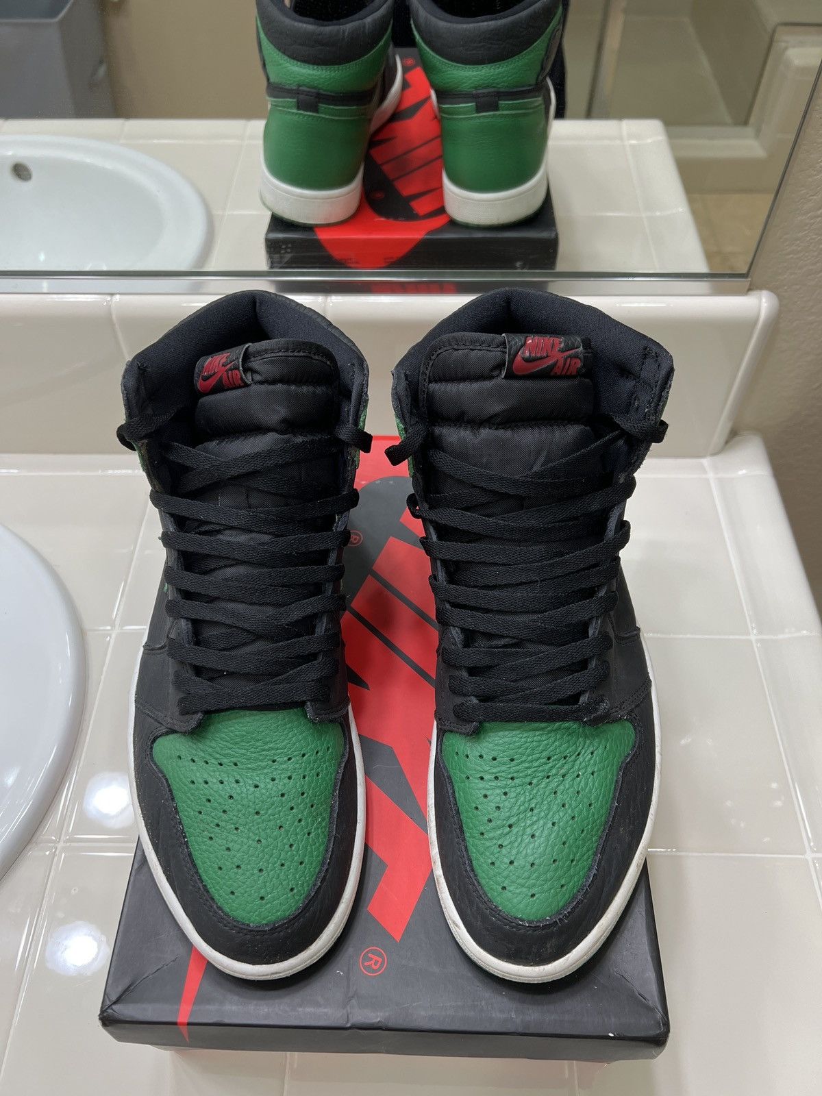 Jordan Brand Jordan 1 Pine Green Size US 12 / EU 45 - 2 Thumbnail