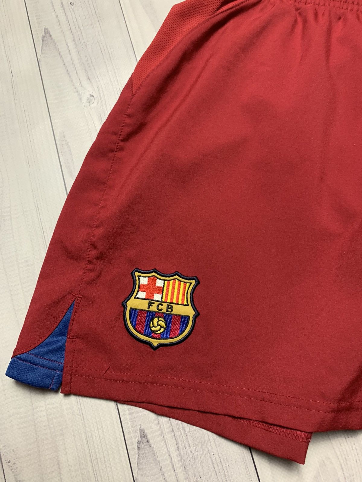 Vintage Vintage Nike Barcelona soccer shorts size Xs/S Size US 29 - 3 Thumbnail