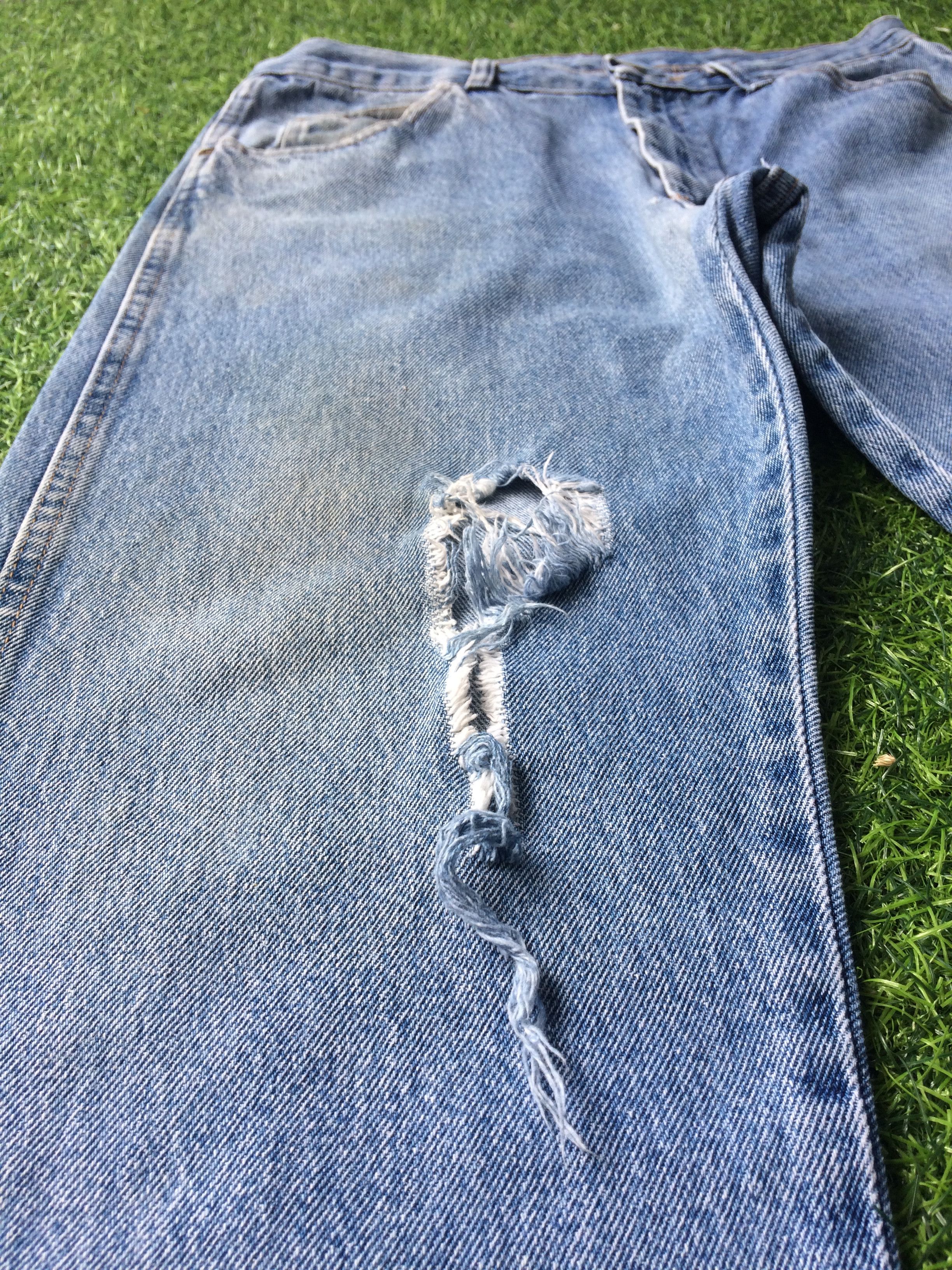 Vintage Vintage Distressed Ripped Light Wash Jeans #B-452 Size US 33 - 4 Thumbnail