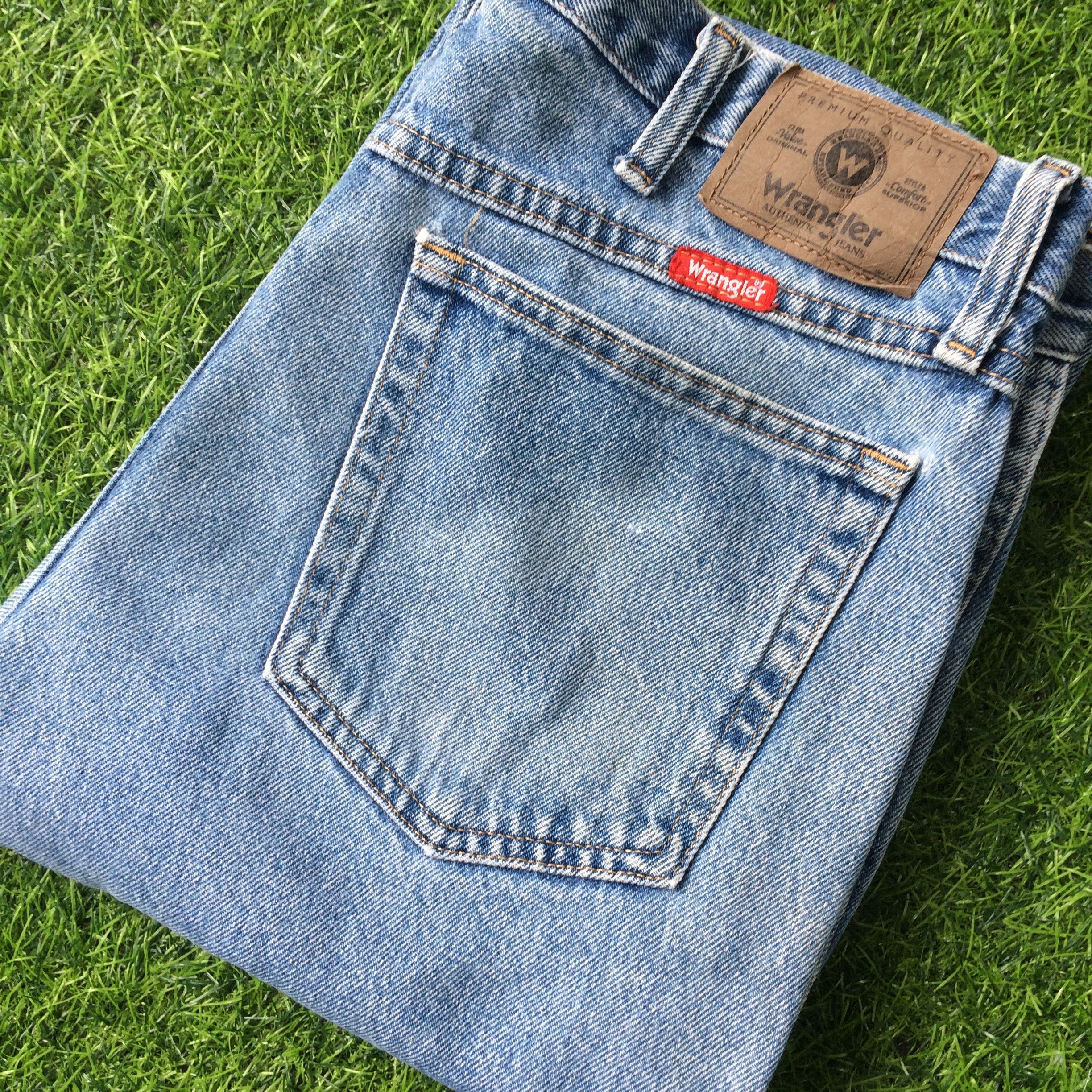 Vintage Vintage Distressed Ripped Light Wash Jeans #B-452 Size US 33 - 7 Thumbnail