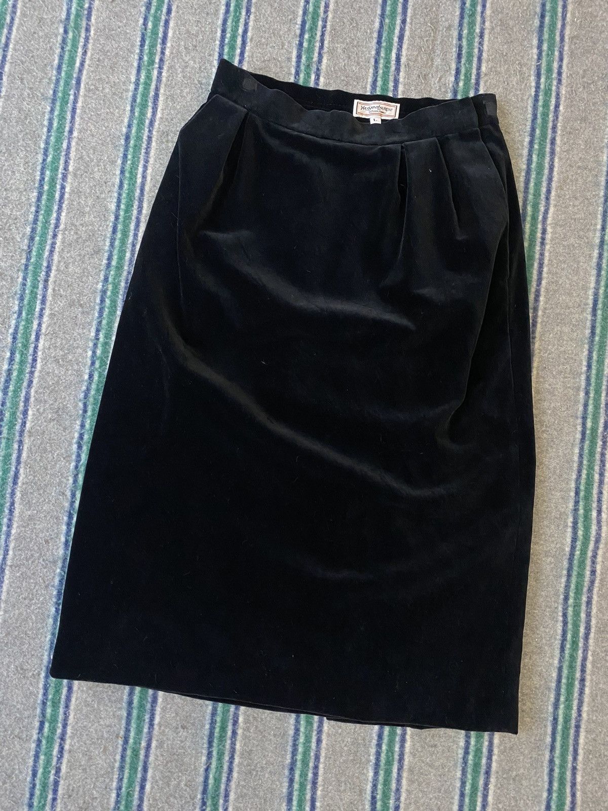 Yves Saint Laurent Vintage Yves Saint Laurent Velvet Corduroy Midi Skirt Size 26" / US 2 / IT 38 - 2 Thumbnail