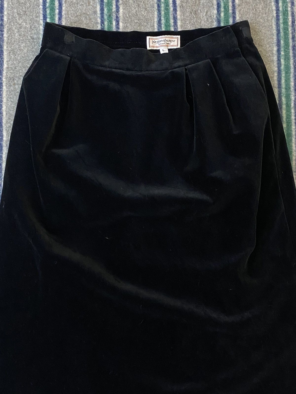 Yves Saint Laurent Vintage Yves Saint Laurent Velvet Corduroy Midi Skirt Size 26" / US 2 / IT 38 - 4 Thumbnail