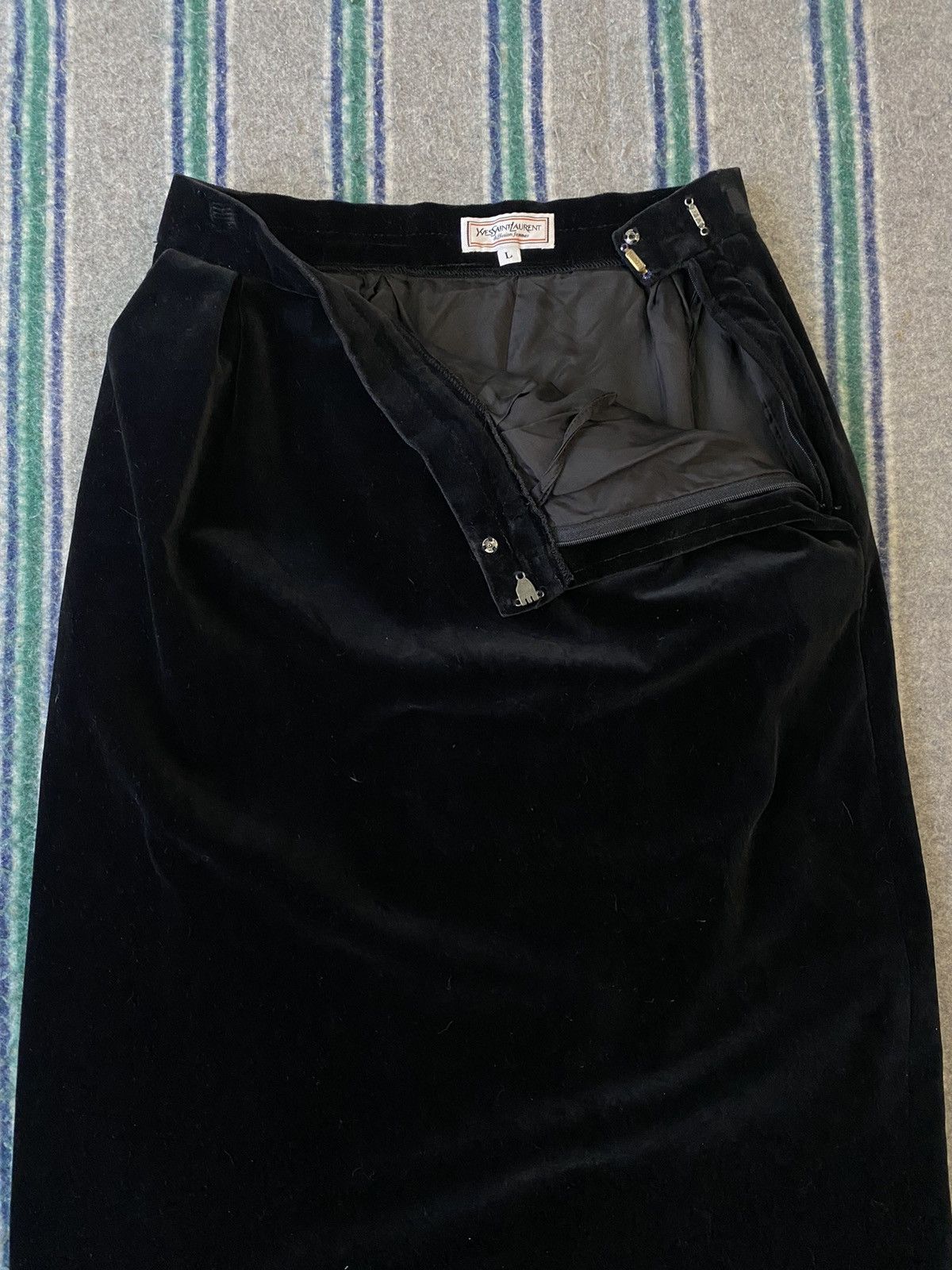 Yves Saint Laurent Vintage Yves Saint Laurent Velvet Corduroy Midi Skirt Size 26" / US 2 / IT 38 - 6 Thumbnail