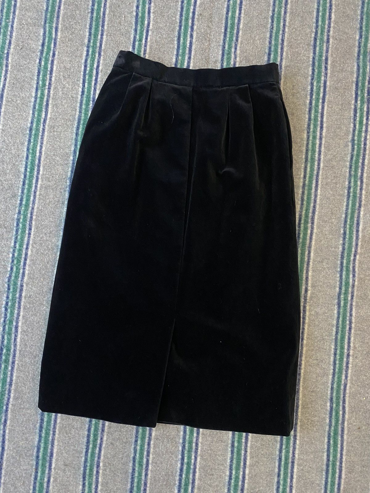 Yves Saint Laurent Vintage Yves Saint Laurent Velvet Corduroy Midi Skirt Size 26" / US 2 / IT 38 - 3 Thumbnail
