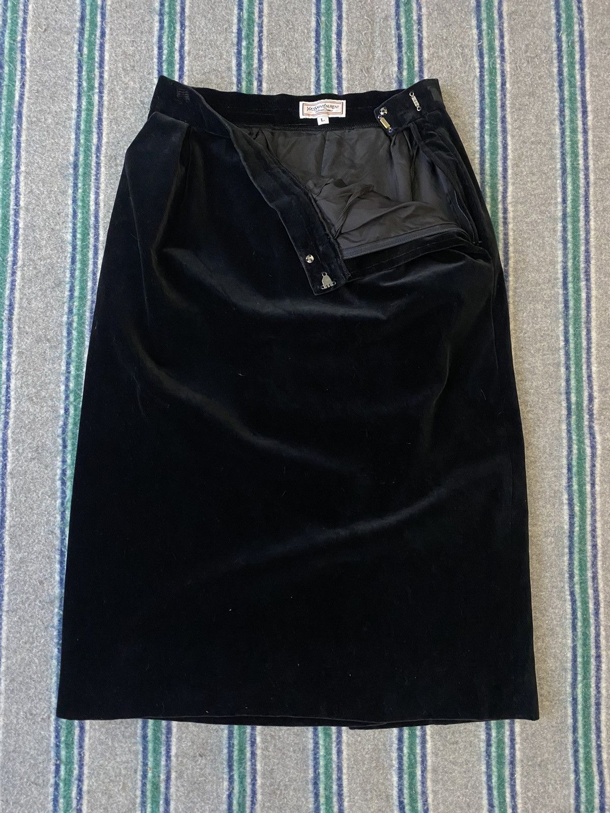 Yves Saint Laurent Vintage Yves Saint Laurent Velvet Corduroy Midi Skirt Size 26" / US 2 / IT 38 - 1 Thumbnail