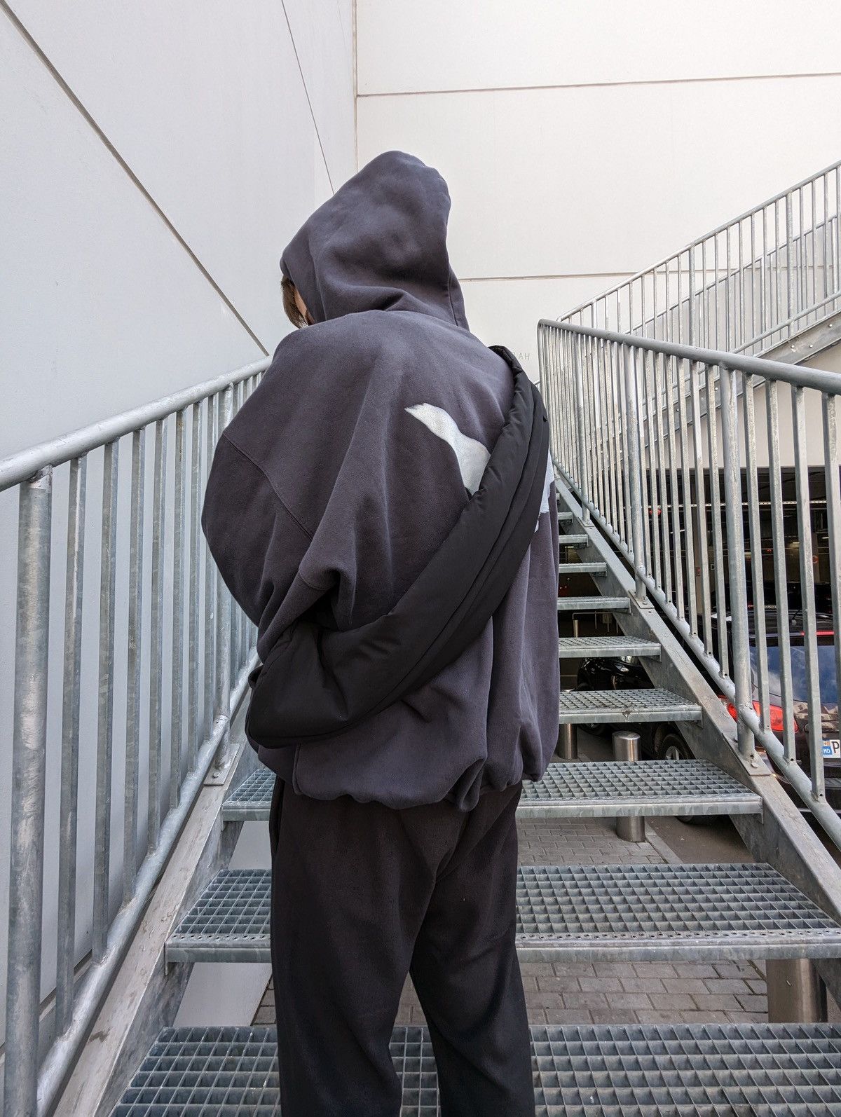 バッグ Yeezy Gap Balenciaga Snake Bag kanyeWest This bag fits way more than you think- Yeezy GAP BALENCIAGA SNAKE