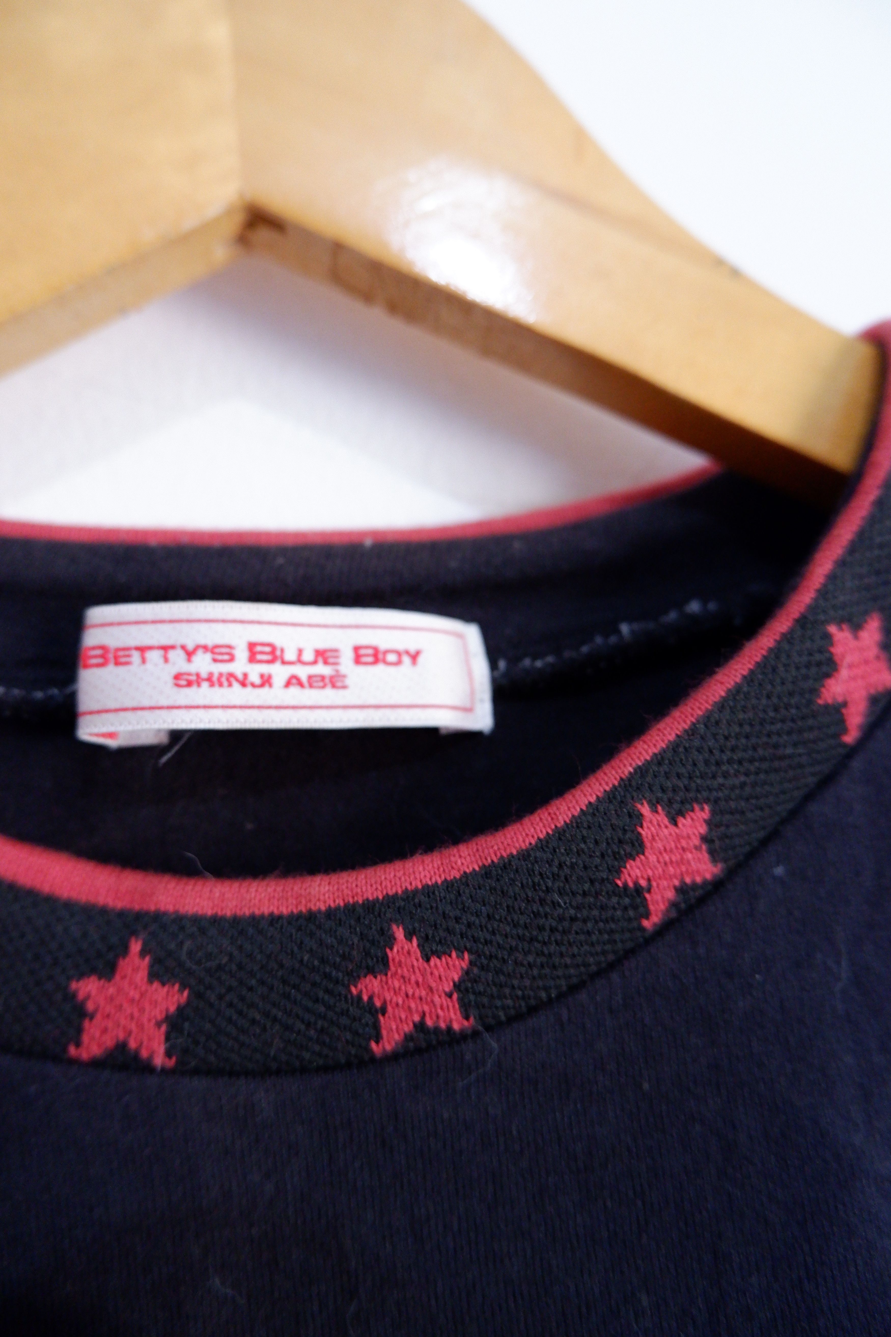 20471120 Bettys Blue Boy Shinji Abe Star Logo Neck T shirt Size US M / EU 48-50 / 2 - 4 Thumbnail