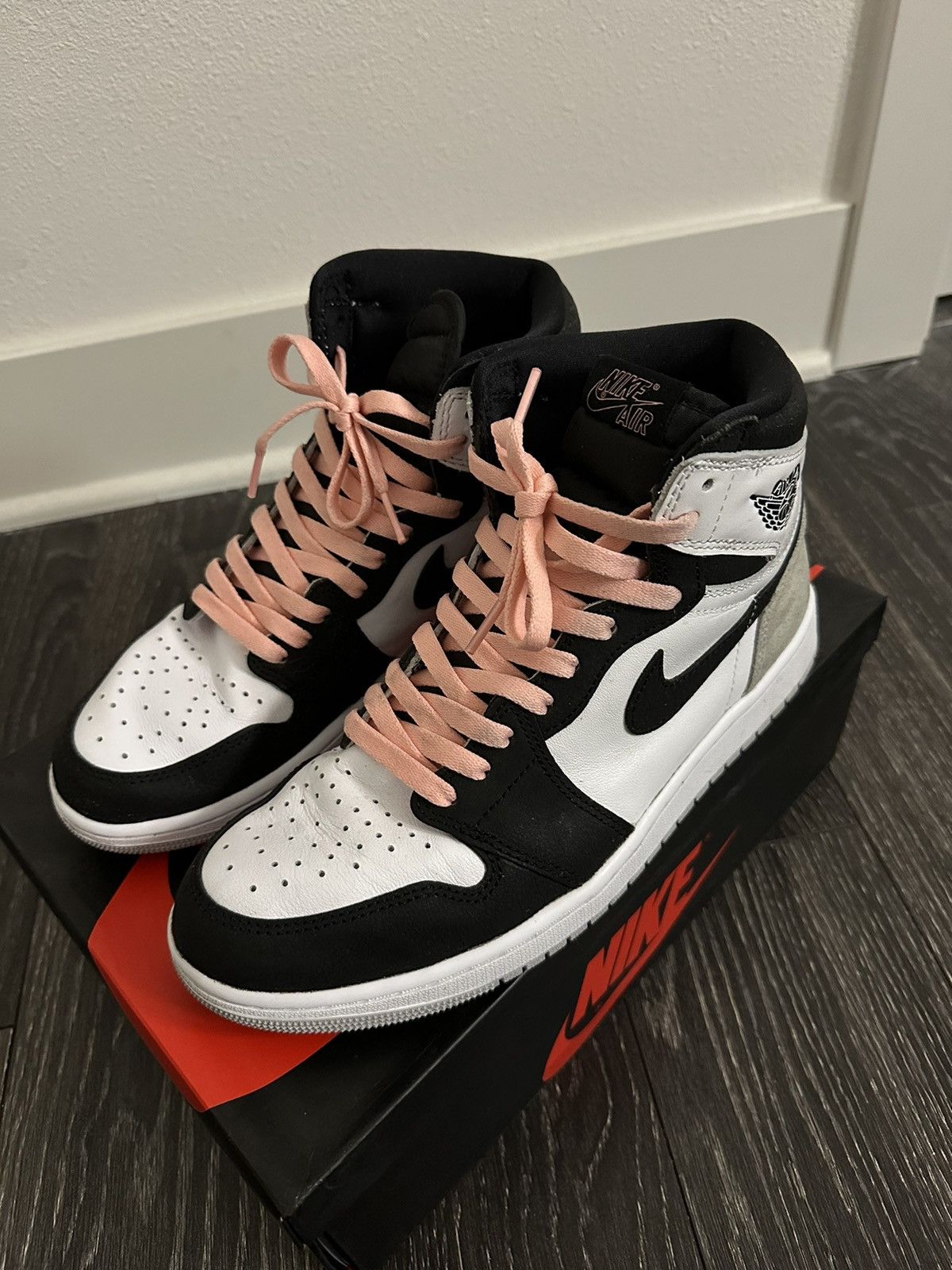 Jordan Brand Jordan 1 Retro High OG Bleached Coral Size US 10 / EU 43 - 1 Thumbnail
