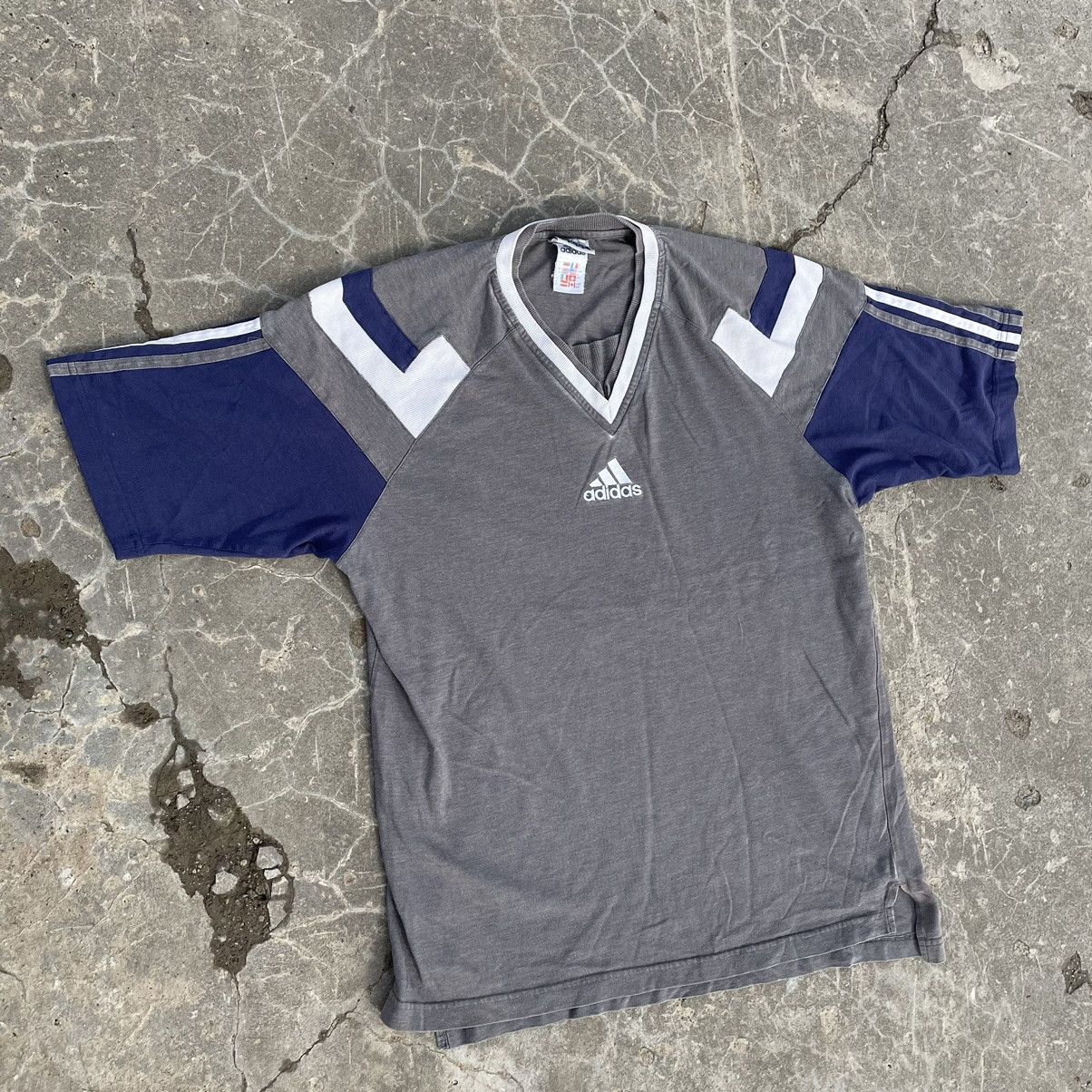 Adidas × Vintage Vintage Adidas T-shirts Centre Logo 90s Streetwear Big Logo Size US S / EU 44-46 / 1 - 1 Thumbnail