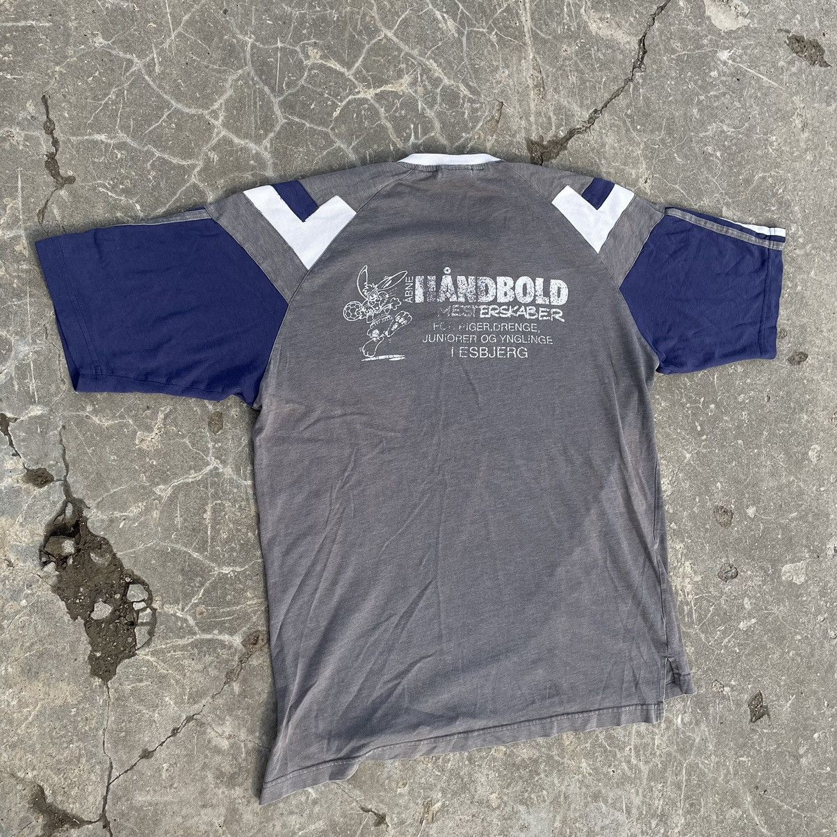 Adidas × Vintage Vintage Adidas T-shirts Centre Logo 90s Streetwear Big Logo Size US S / EU 44-46 / 1 - 2 Thumbnail