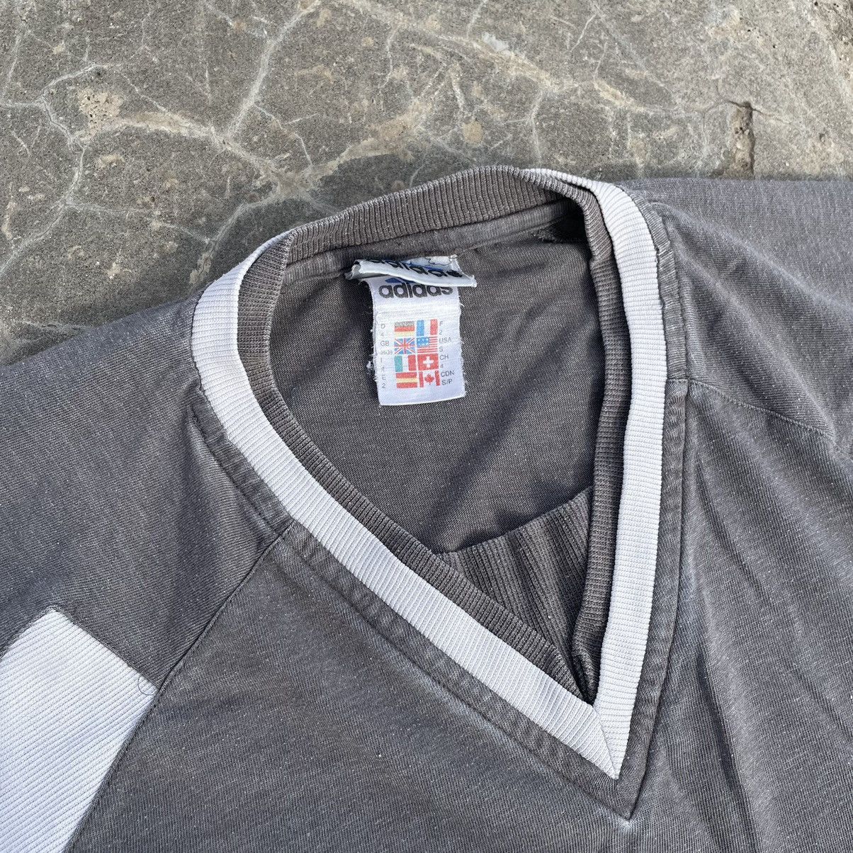 Adidas × Vintage Vintage Adidas T-shirts Centre Logo 90s Streetwear Big Logo Size US S / EU 44-46 / 1 - 3 Thumbnail