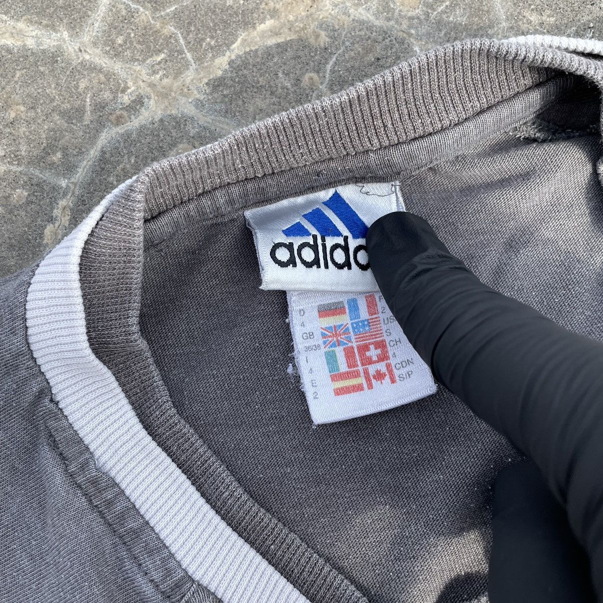 Adidas × Vintage Vintage Adidas T-shirts Centre Logo 90s Streetwear Big Logo Size US S / EU 44-46 / 1 - 4 Thumbnail