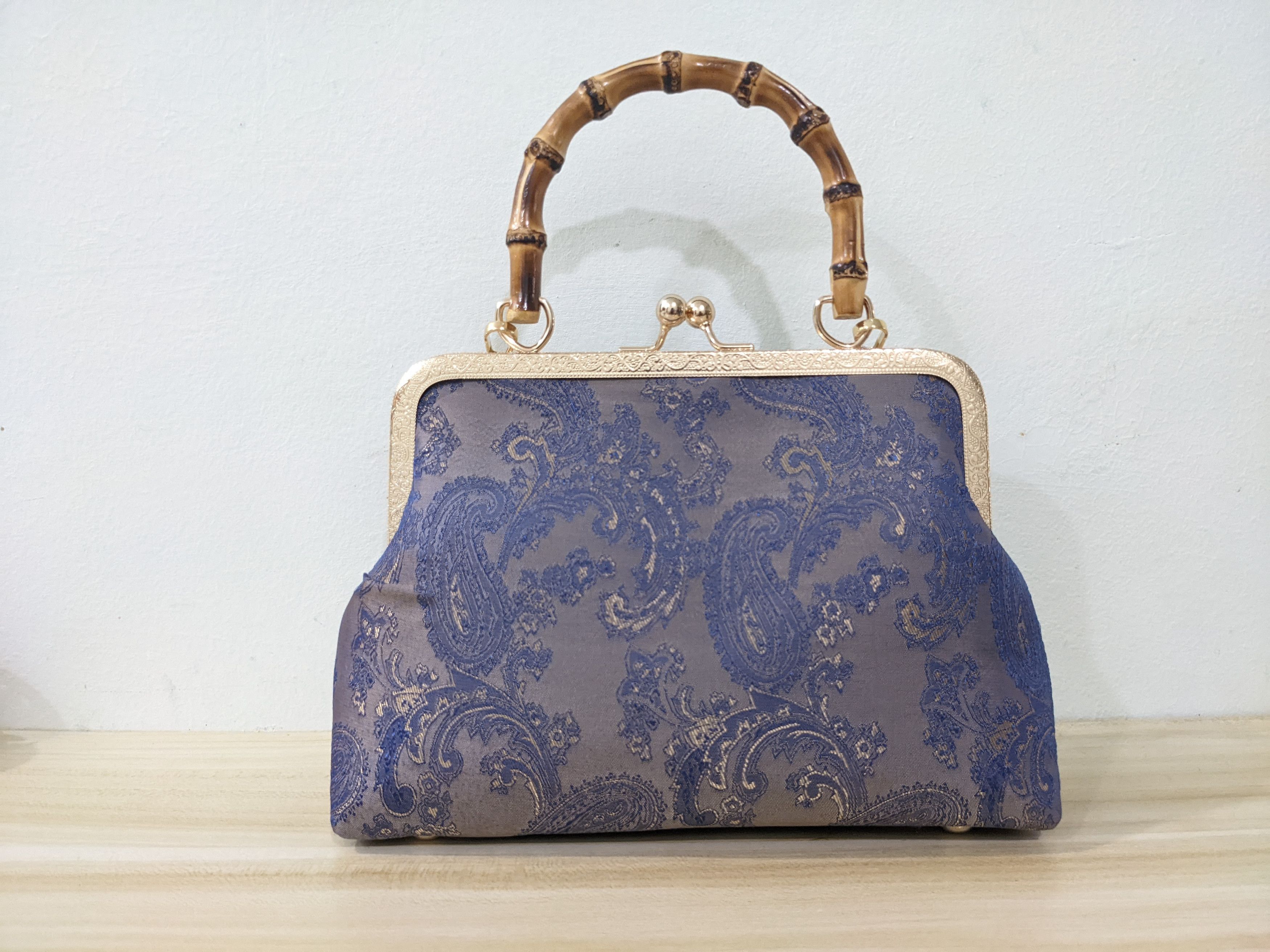 Handmade Handmade Silk Bag in Embroidered Crane Japan Motif Size ONE SIZE - 3 Thumbnail