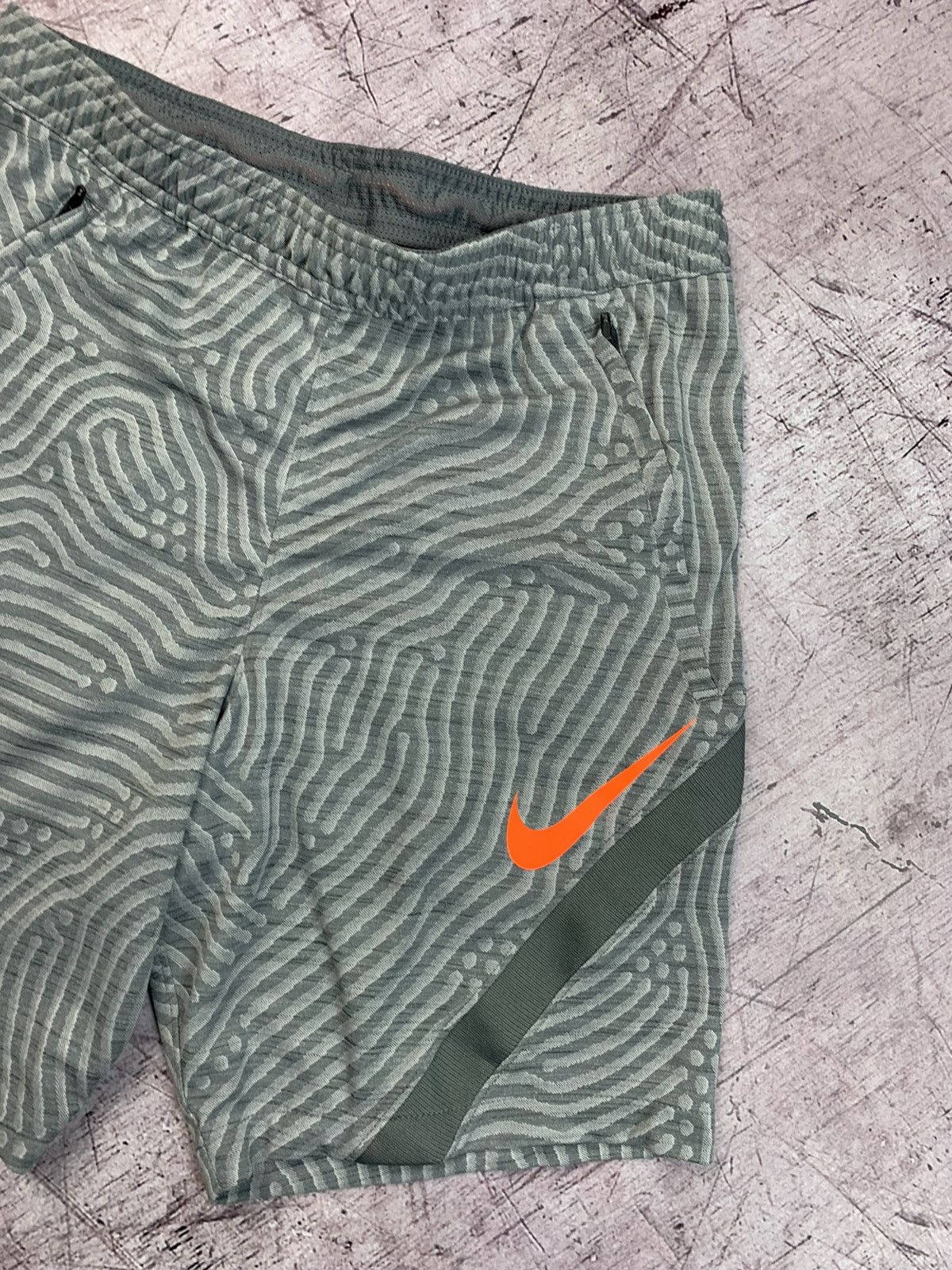 Nike Nike Dri FIT Vintage Y2K Shorts Size US 30 / EU 46 - 6 Thumbnail
