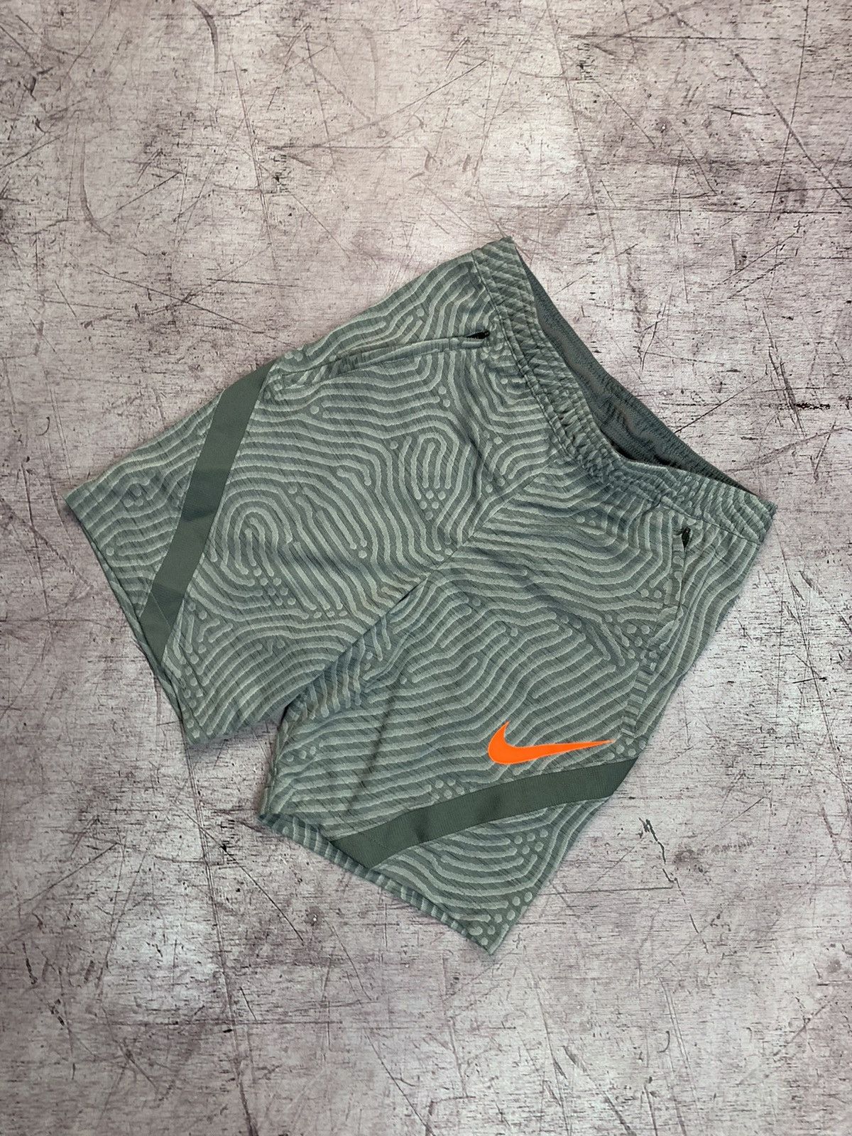 Nike Nike Dri FIT Vintage Y2K Shorts Size US 30 / EU 46 - 1 Thumbnail