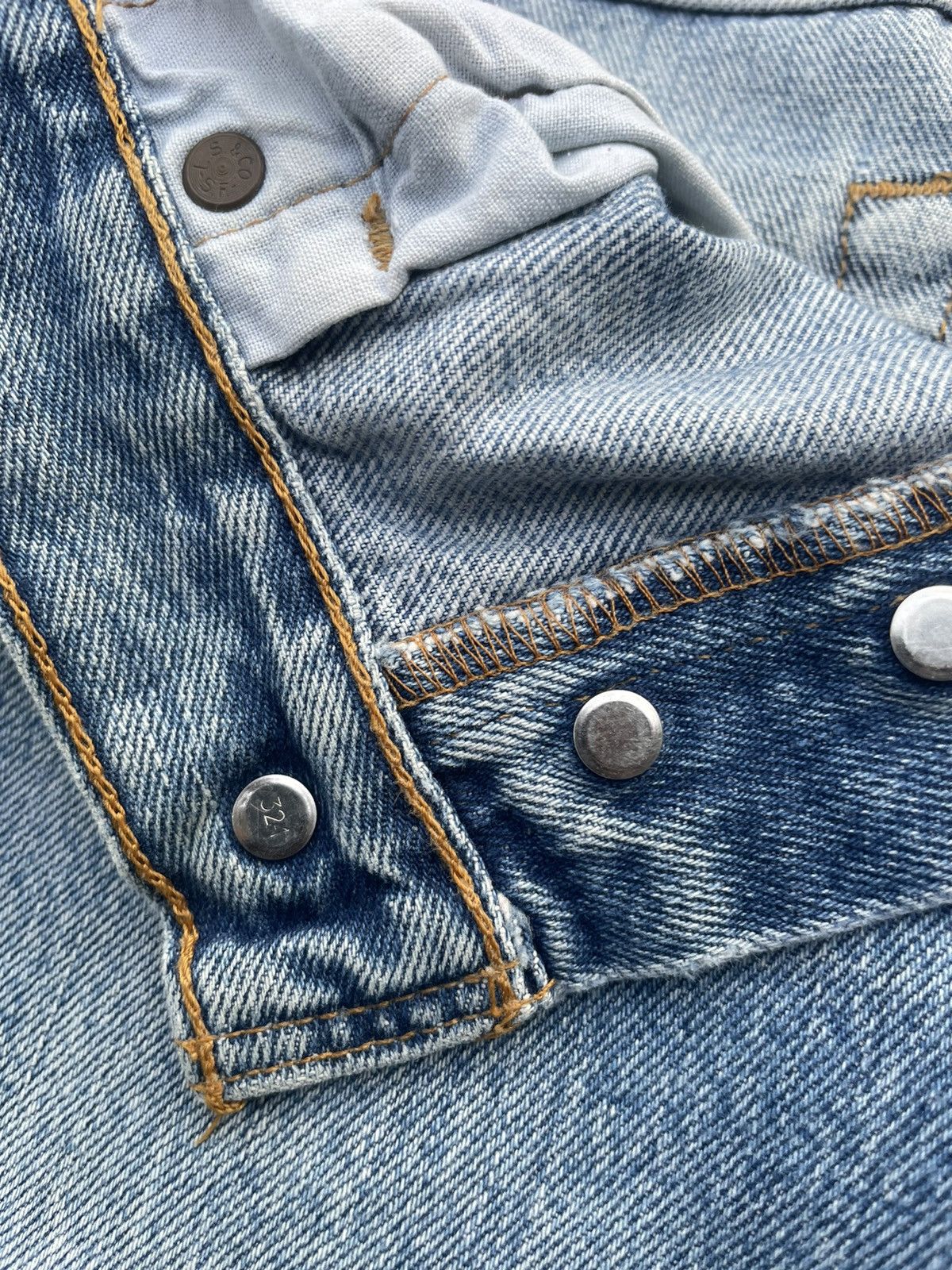 Levi's × Vintage Vintage Levi’s 501 e 2002 Guetamala Aging Wash Distressed Size US 31 - 11 Thumbnail