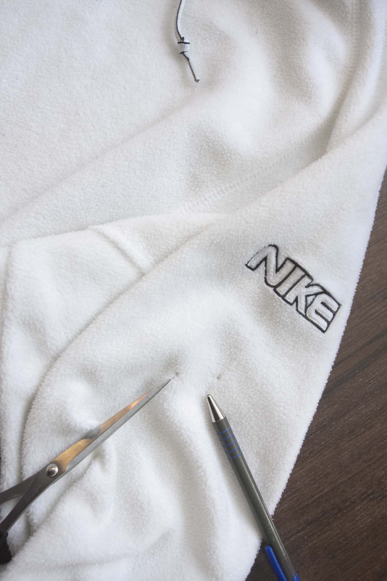 Nike × Vintage Nike Hoodie Vintage Y2K White Center Swoosh Size S/M Size US S / EU 44-46 / 1 - 7 Thumbnail