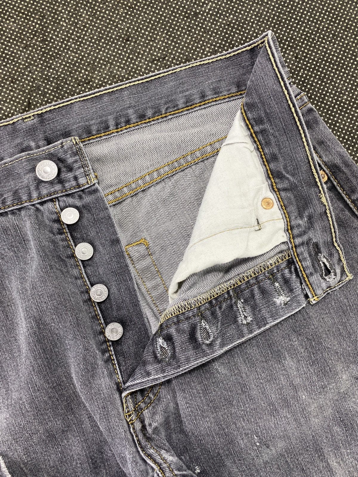 Jean × Levi's × Vintage VINTAGE LEVIS 501 DISTRESSED FADED GREY JEANS -J506 Size US 33 - 5 Thumbnail