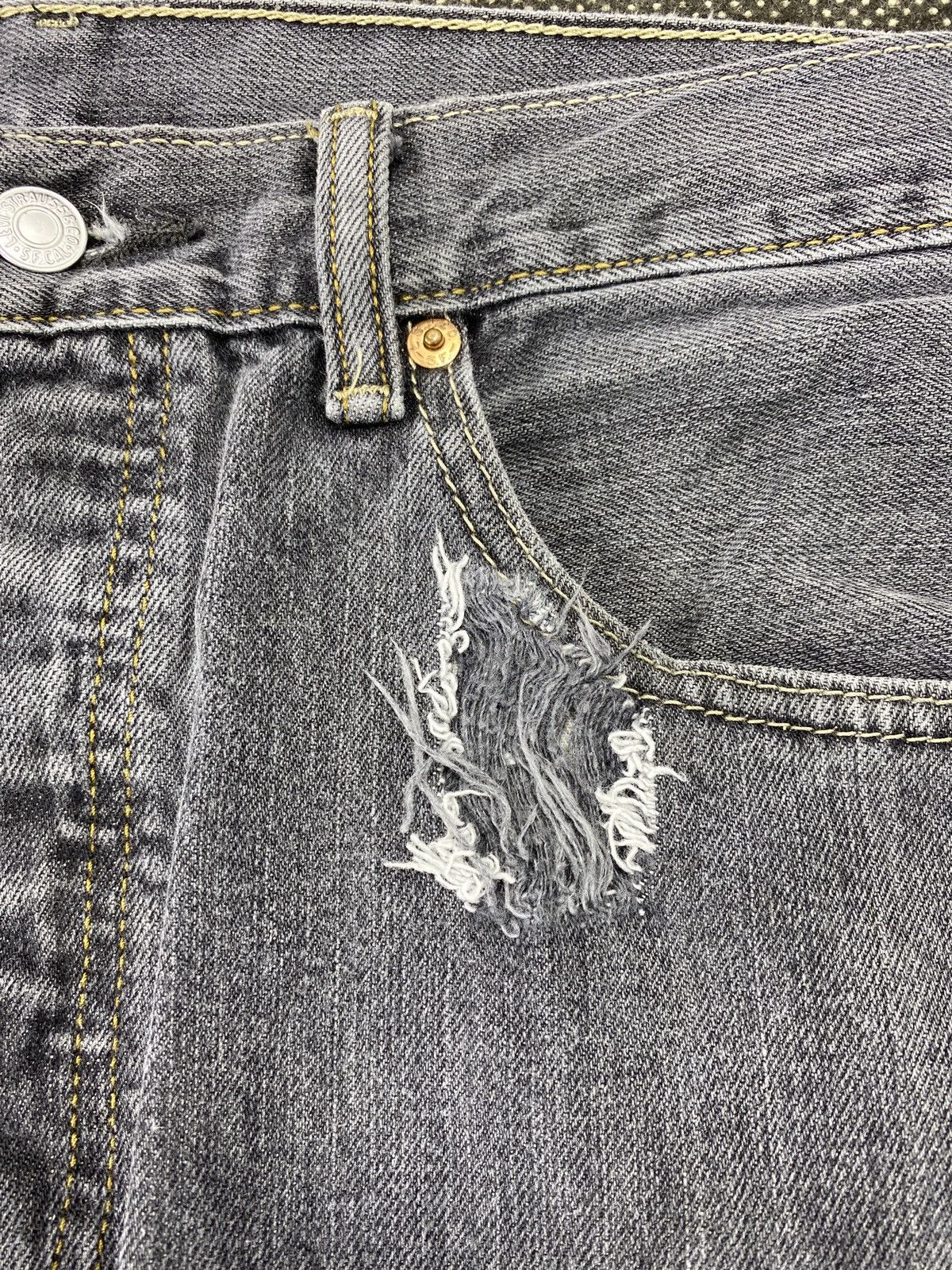 Jean × Levi's × Vintage VINTAGE LEVIS 501 DISTRESSED FADED GREY JEANS -J506 Size US 33 - 11 Thumbnail