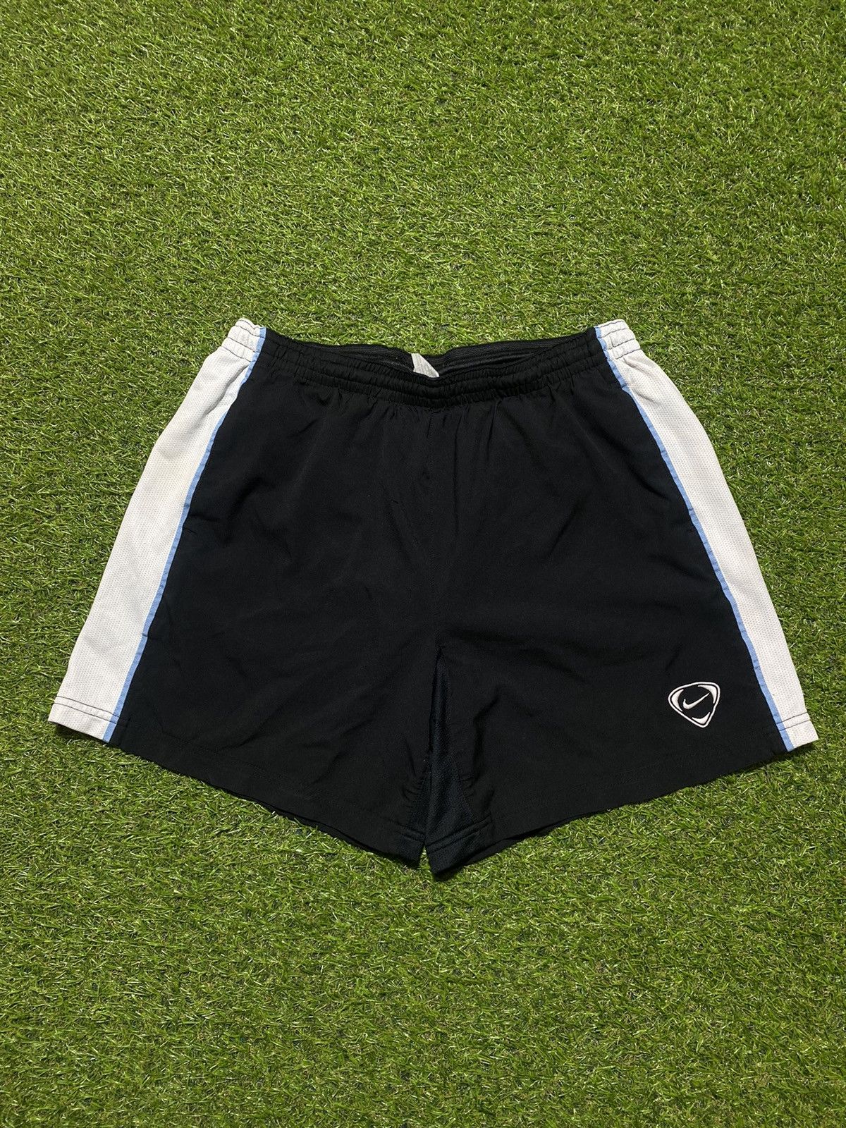 Nike Vintage Nike shorts streetwear swoosh casual y2k size M Size US 32 / EU 48 - 1 Thumbnail