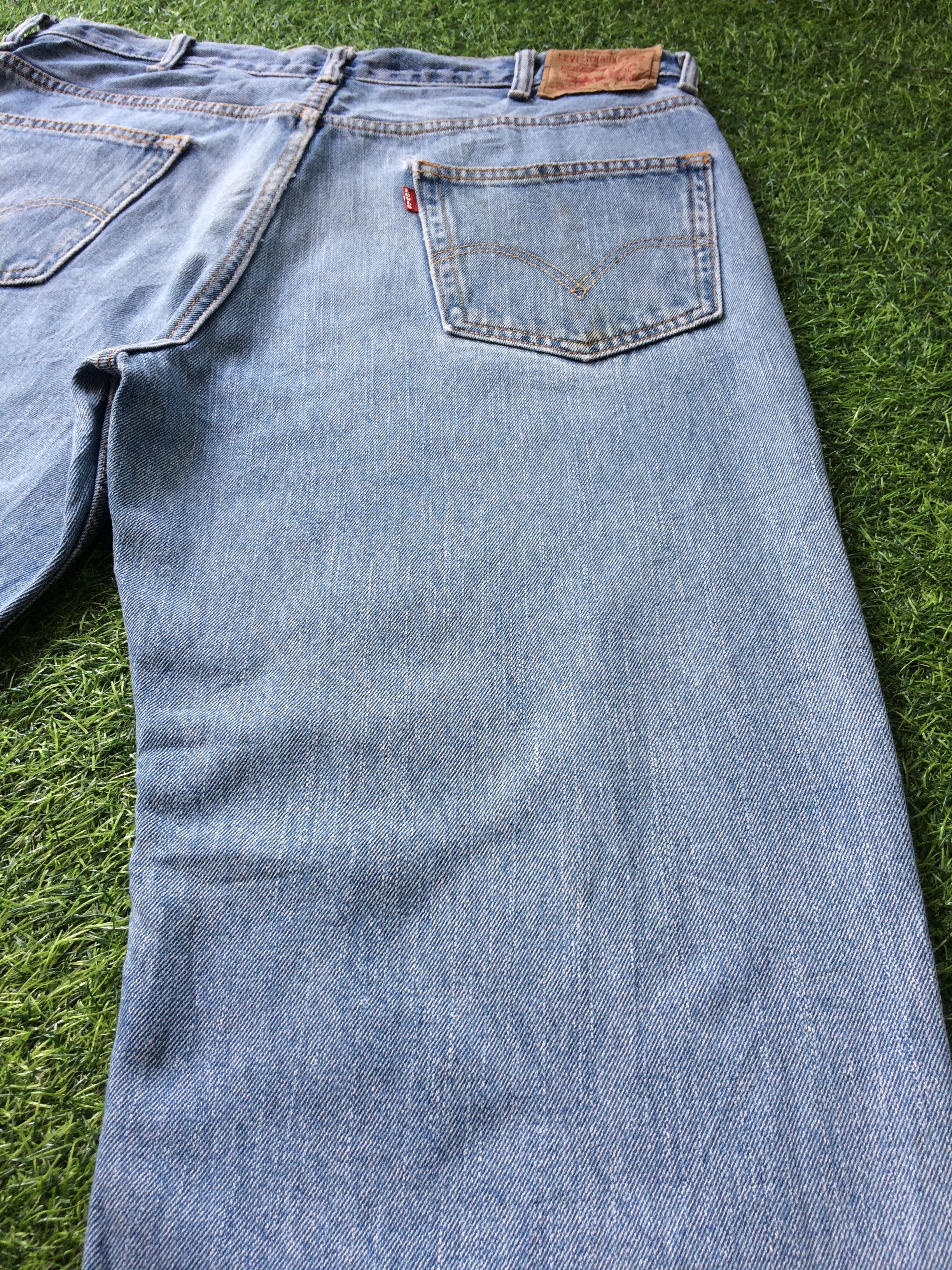 Levi's Distressed Levis 550 Jeans Light Wash Denim #B-829 Size US 37 - 7 Thumbnail