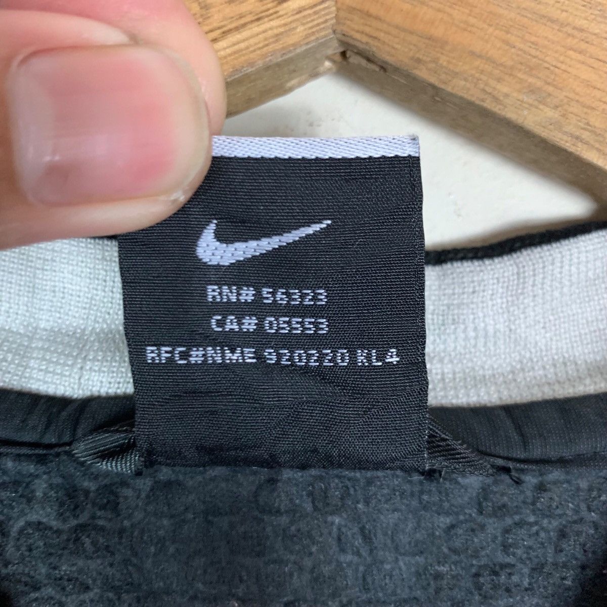 Nike Nike Small Logo V Neck Faded Pullover Jumper Sweatshirt Size US L / EU 52-54 / 3 - 8 Thumbnail