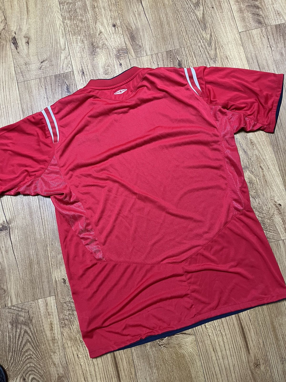 Umbro × Vintage Vintage Umbro England 2004-2006 Away Soccer Jersey In Red Size US L / EU 52-54 / 3 - 4 Thumbnail