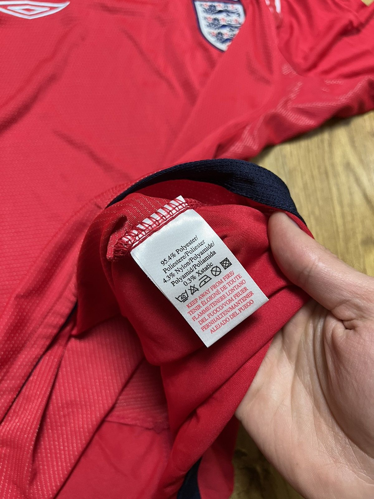 Umbro × Vintage Vintage Umbro England 2004-2006 Away Soccer Jersey In Red Size US L / EU 52-54 / 3 - 5 Thumbnail