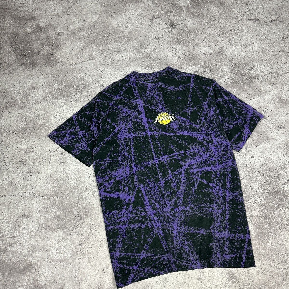 NBA Vintage 90s LA Lakers Kobe NBA Salem AOP grail rare OG tee Size US XL / EU 56 / 4 - 9 Thumbnail