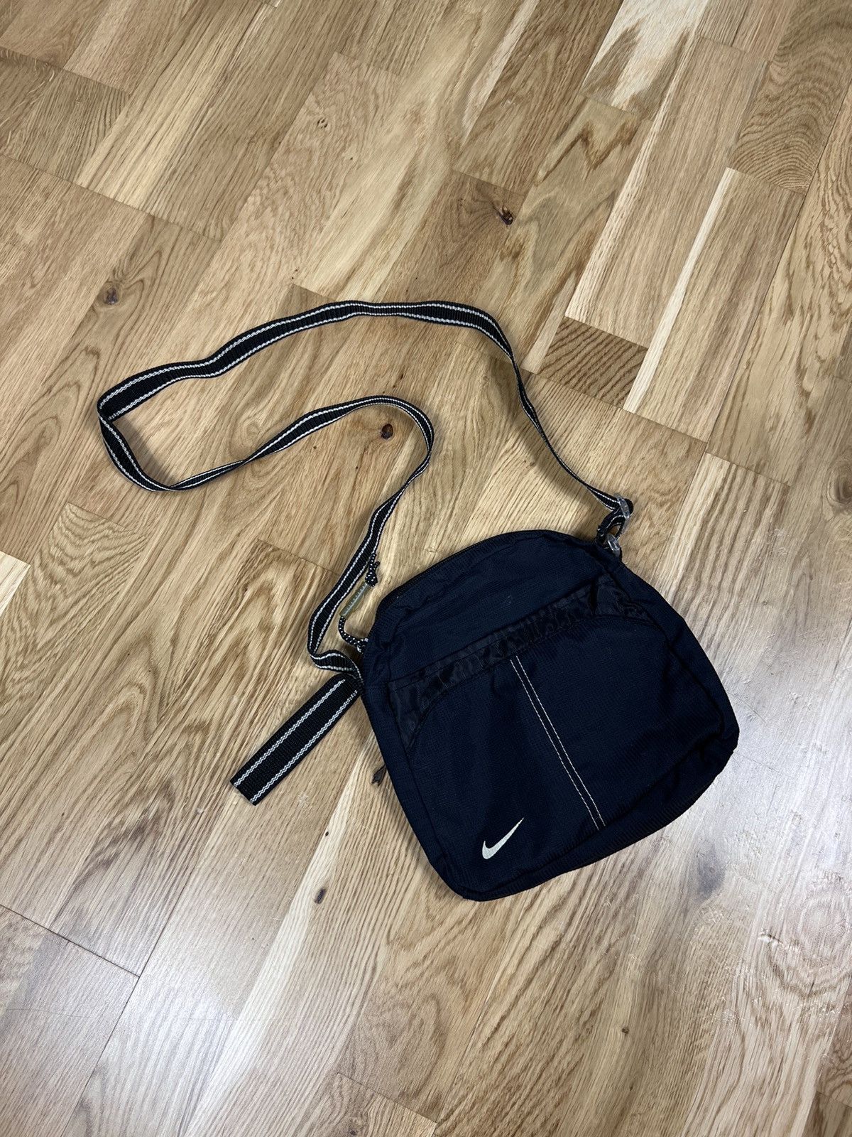 NIKE CENTER SWOOSH GORPCORE SLIM BACK BAG