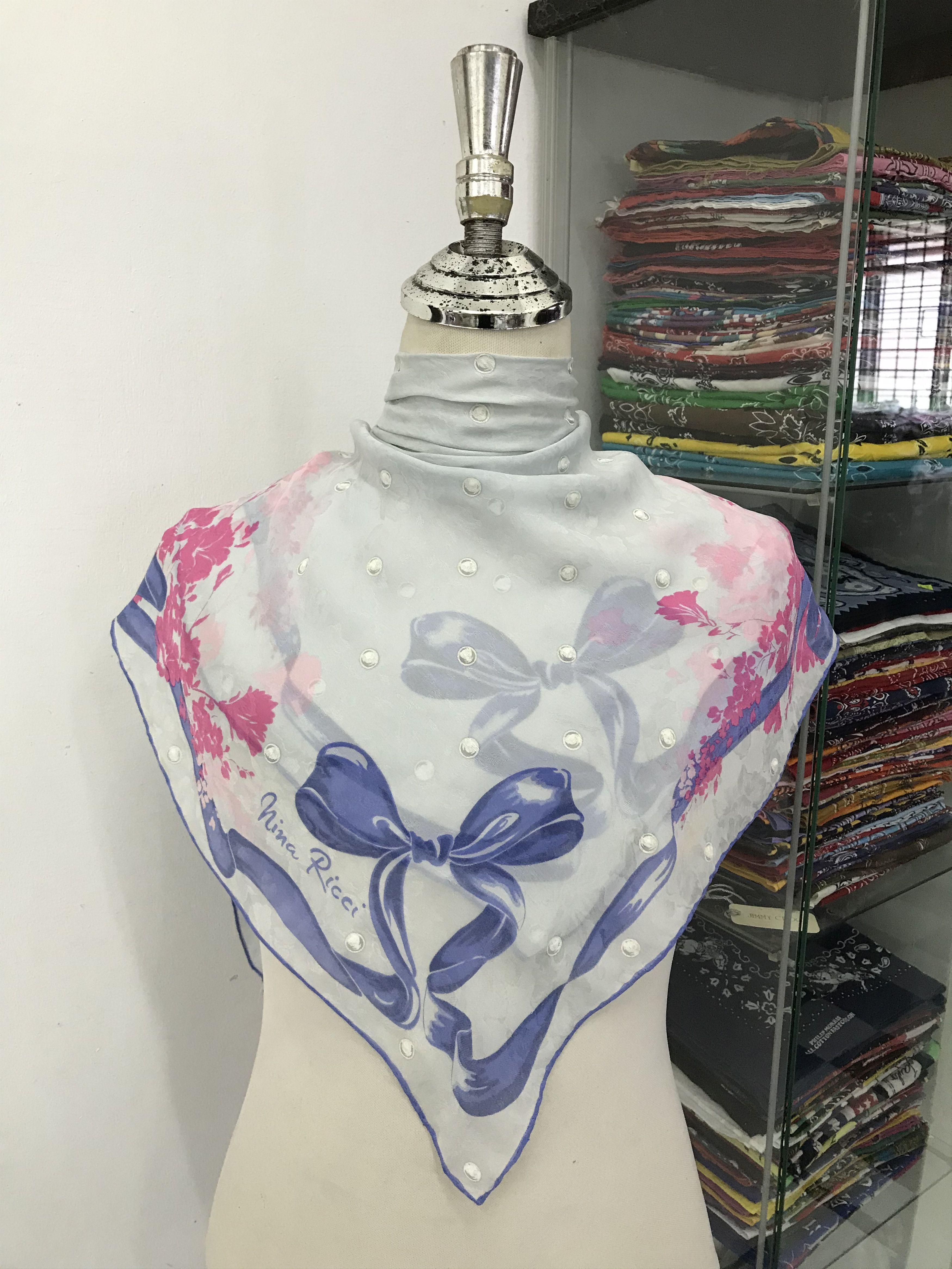 FOULARD CARRÉ NINA Ricci L'air Du Temps Très Bon Etat EUR 45,00 - FR