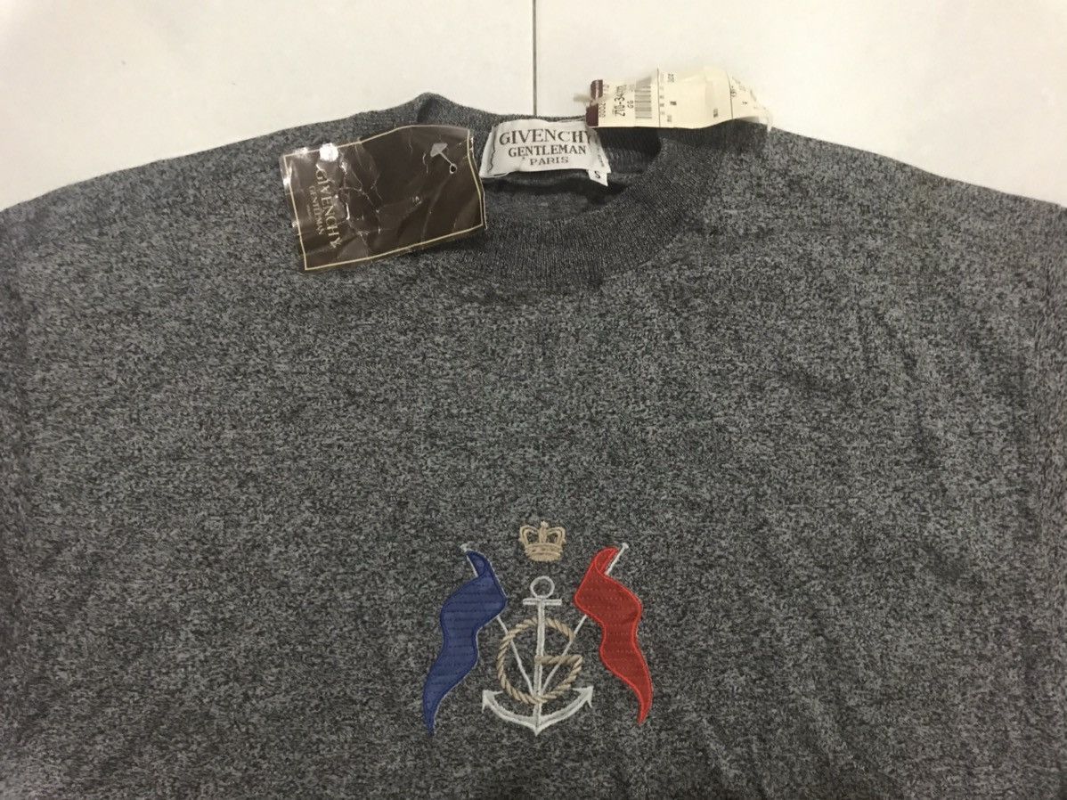 Givenchy 90’s Old Stock Givenchy Center Logo Emboidery Tee Size US S / EU 44-46 / 1 - 3 Thumbnail