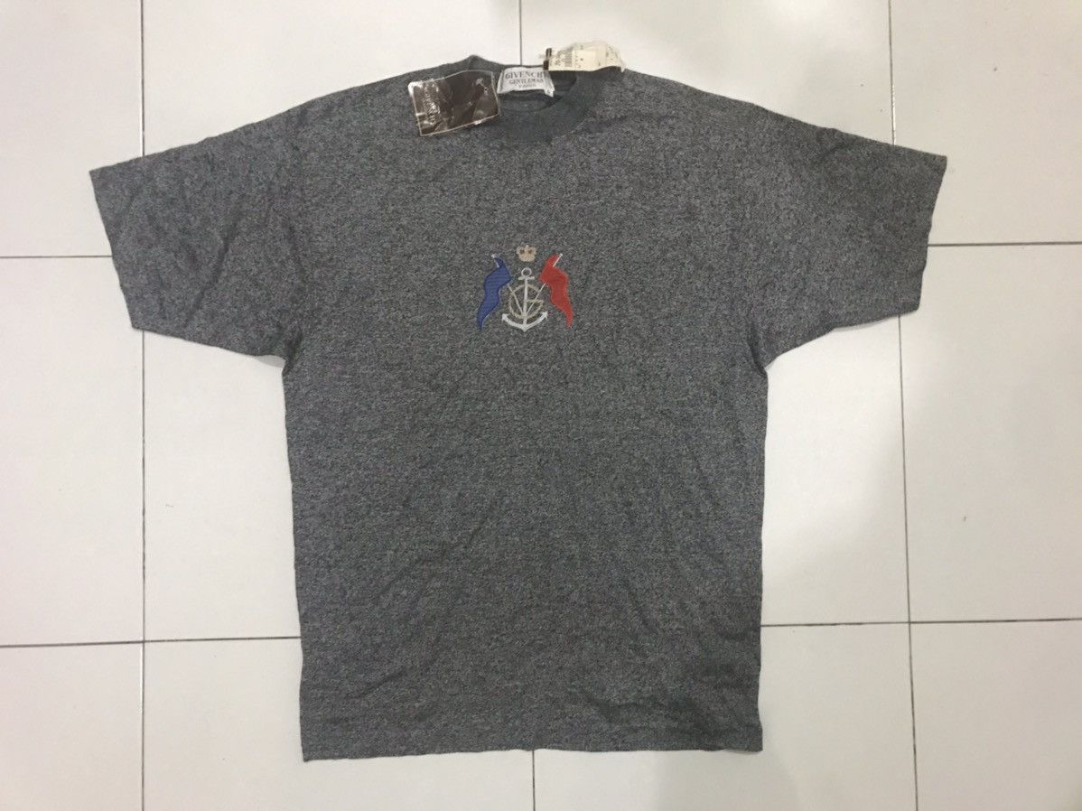 Givenchy 90’s Old Stock Givenchy Center Logo Emboidery Tee Size US S / EU 44-46 / 1 - 1 Thumbnail