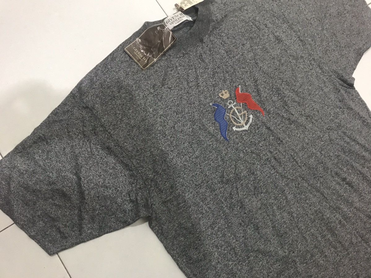 Givenchy 90’s Old Stock Givenchy Center Logo Emboidery Tee Size US S / EU 44-46 / 1 - 2 Thumbnail