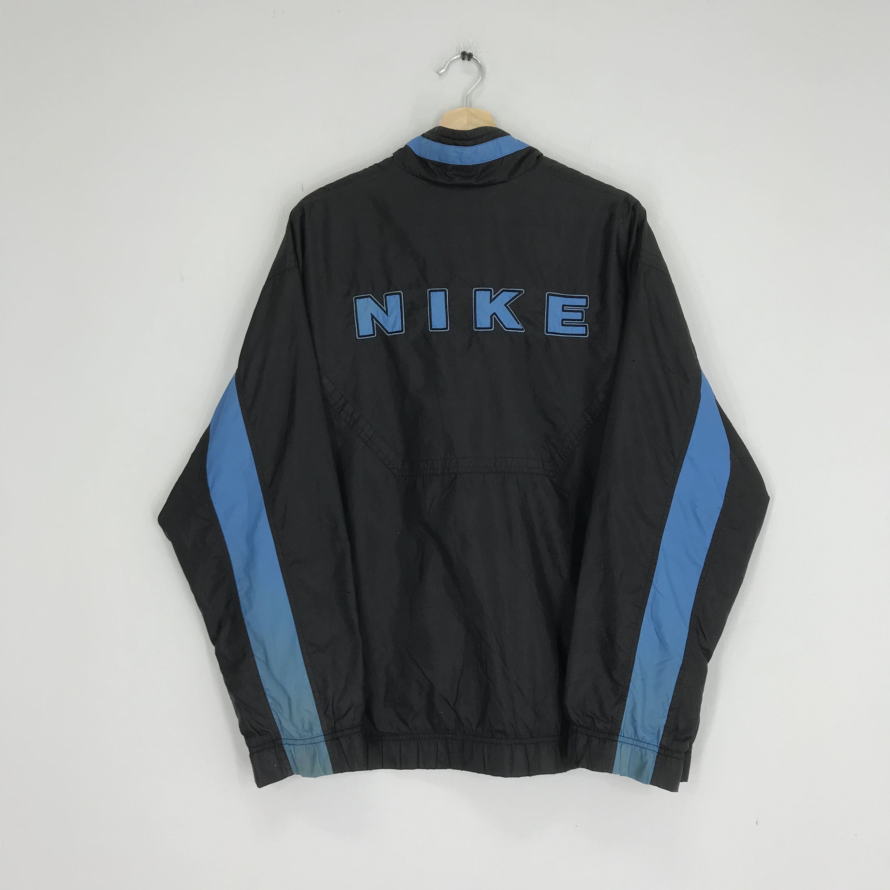 Nike Vintage Nike Light Jacket Nike Windbreaker Big Logo Size US L / EU 52-54 / 3 - 1 Thumbnail