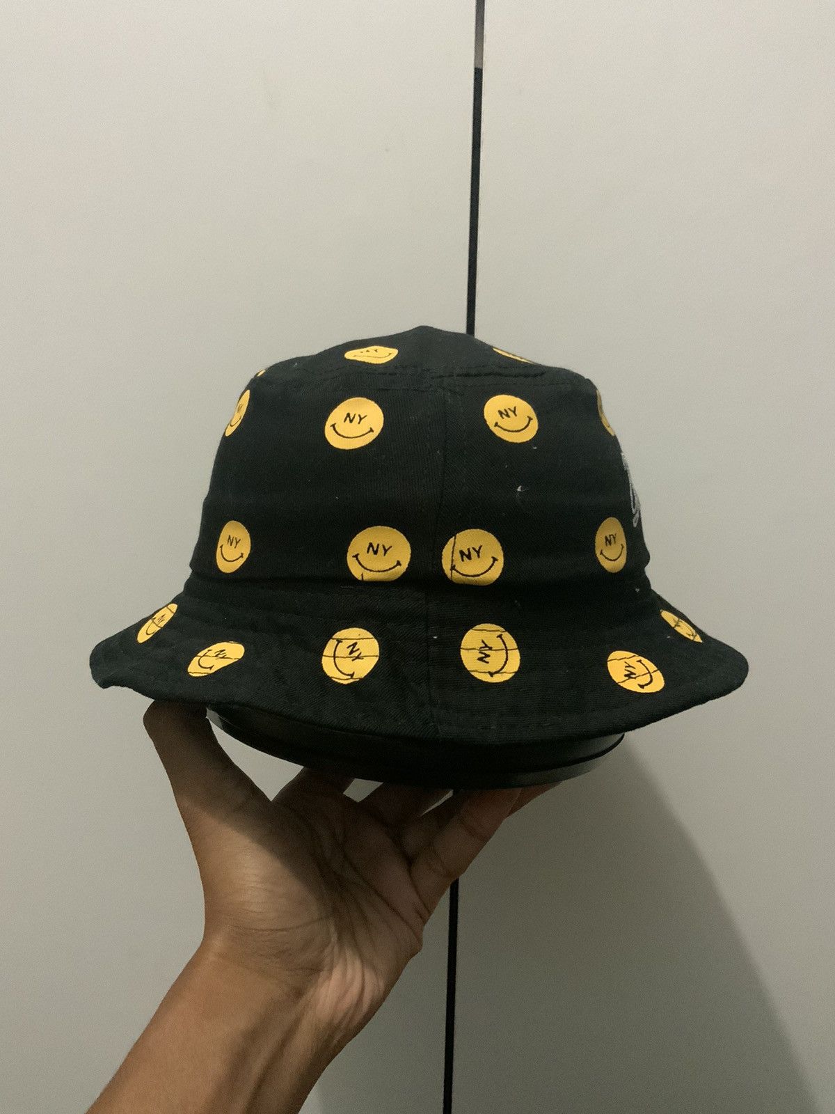If Six Was Nine Smiley Printed Black Bucket Hat Size ONE SIZE - 6 Thumbnail