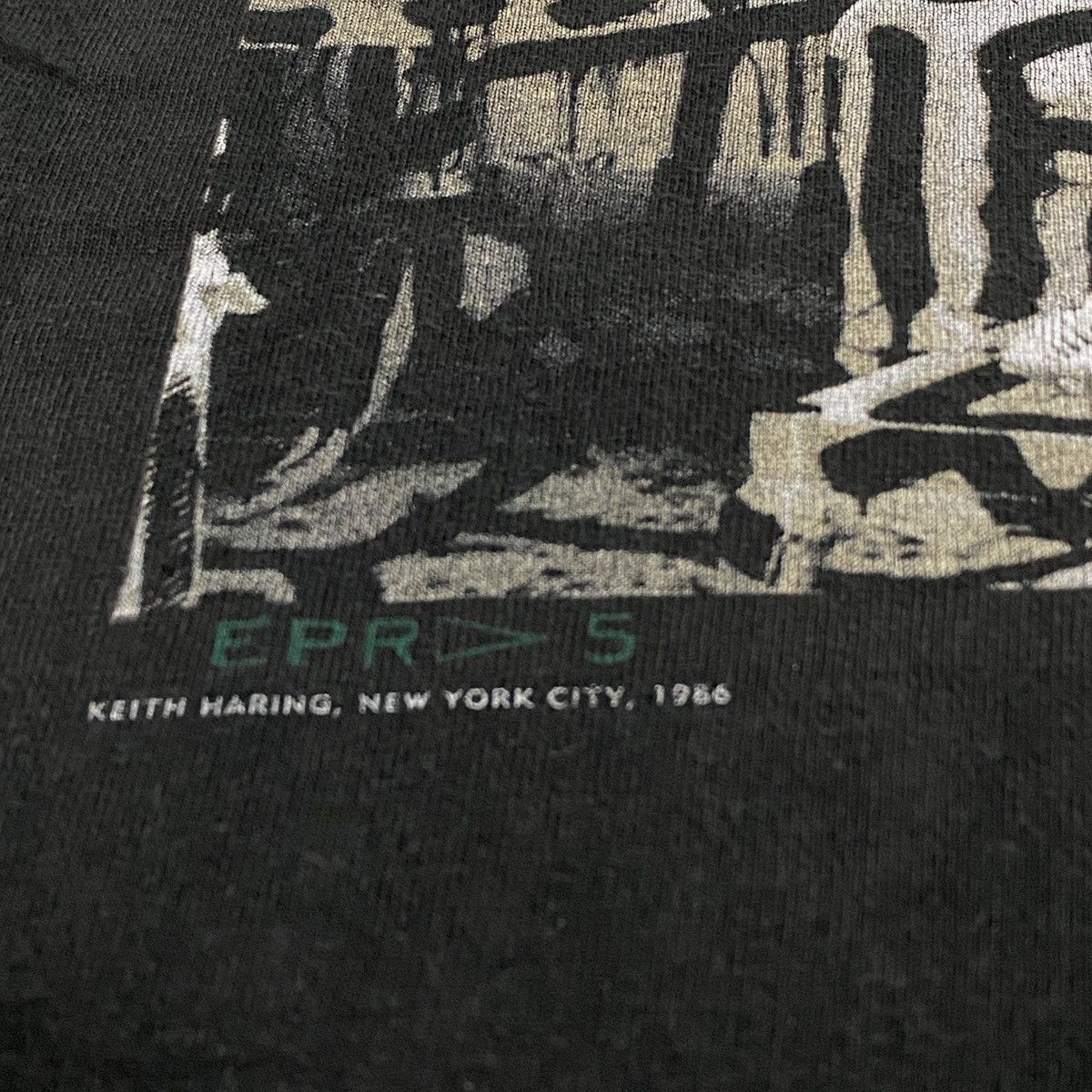 Keith Haring Vintage 90s KEITH HARING Annie Leibovitz photo Tee Size S / US 4 / IT 40 - 6 Thumbnail