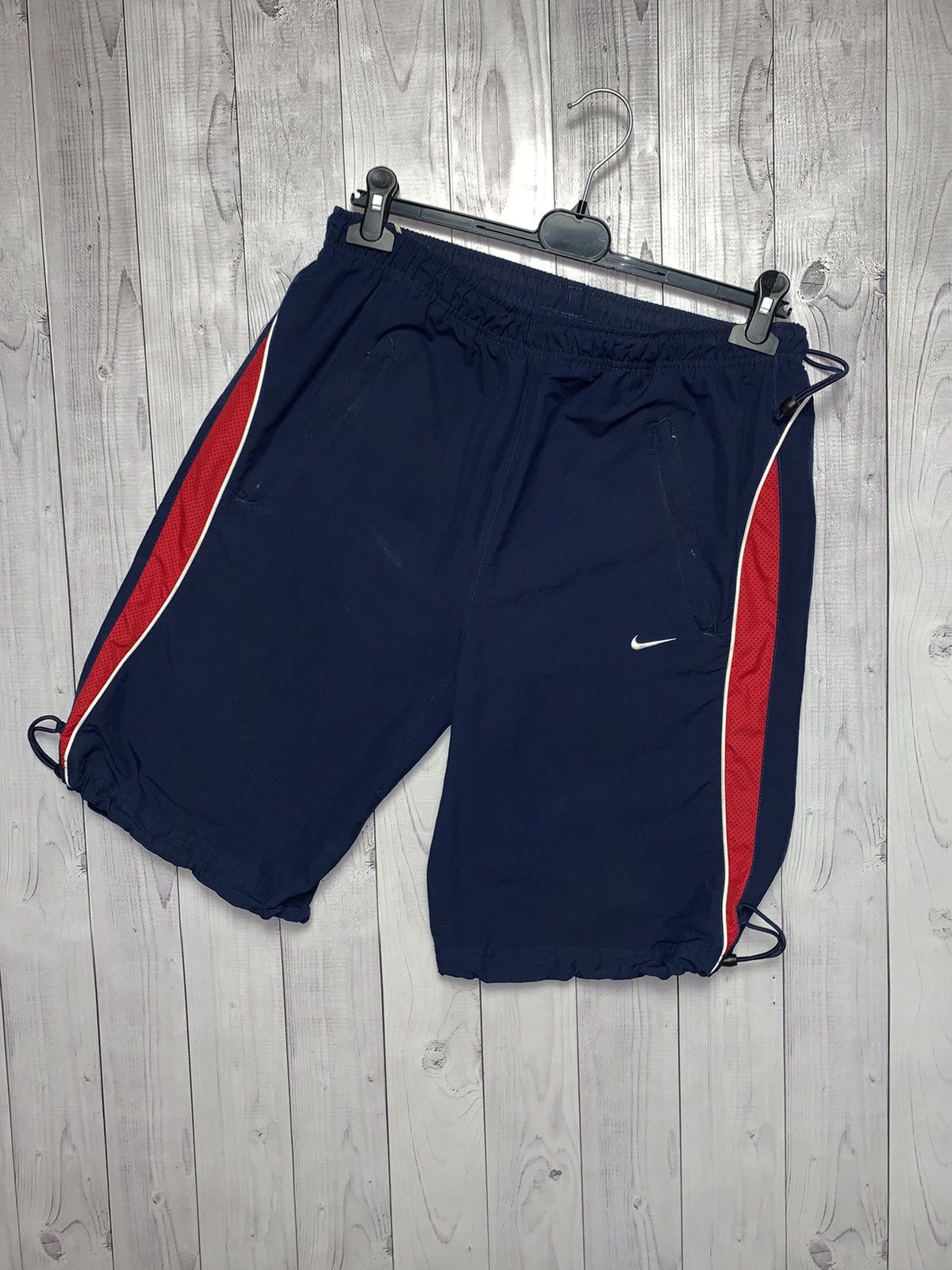 Vintage Nike drill shorts logo size L red line
