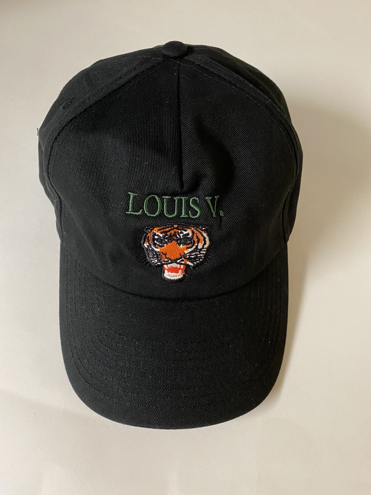 Louie v hat online