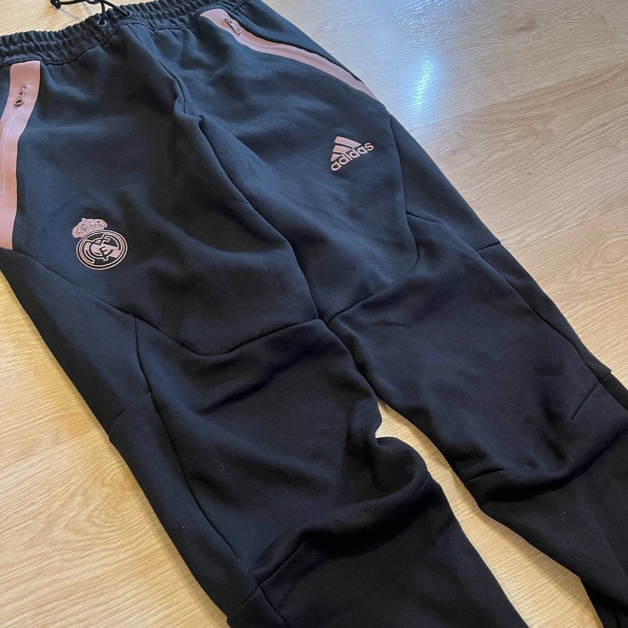 Adidas NWT REAL MADRID ADIDAS 2022/2023 FOOTBALL TRAINING PANTS Size US 30 / EU 46 - 4 Thumbnail