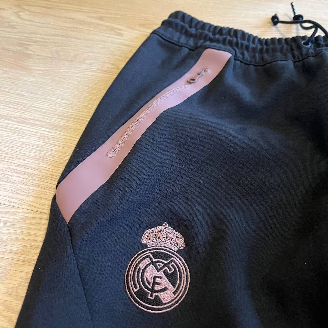 Adidas NWT REAL MADRID ADIDAS 2022/2023 FOOTBALL TRAINING PANTS Size US 30 / EU 46 - 2 Thumbnail