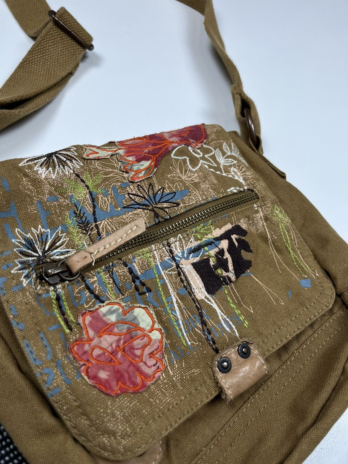 Japanese Brand y2k Flower Embroidered Crossbody Bag Messenger Vintage Size ONE SIZE - 3 Thumbnail