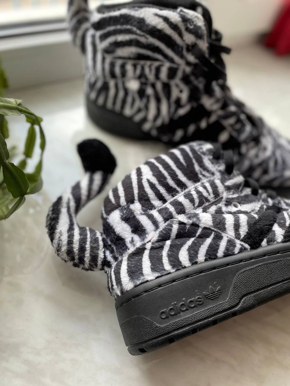 Adidas × Jeremy Scott Adidas x Jeremy Scott Zebra Sneakers Size US 9.5 / EU 42-43 - 7 Thumbnail
