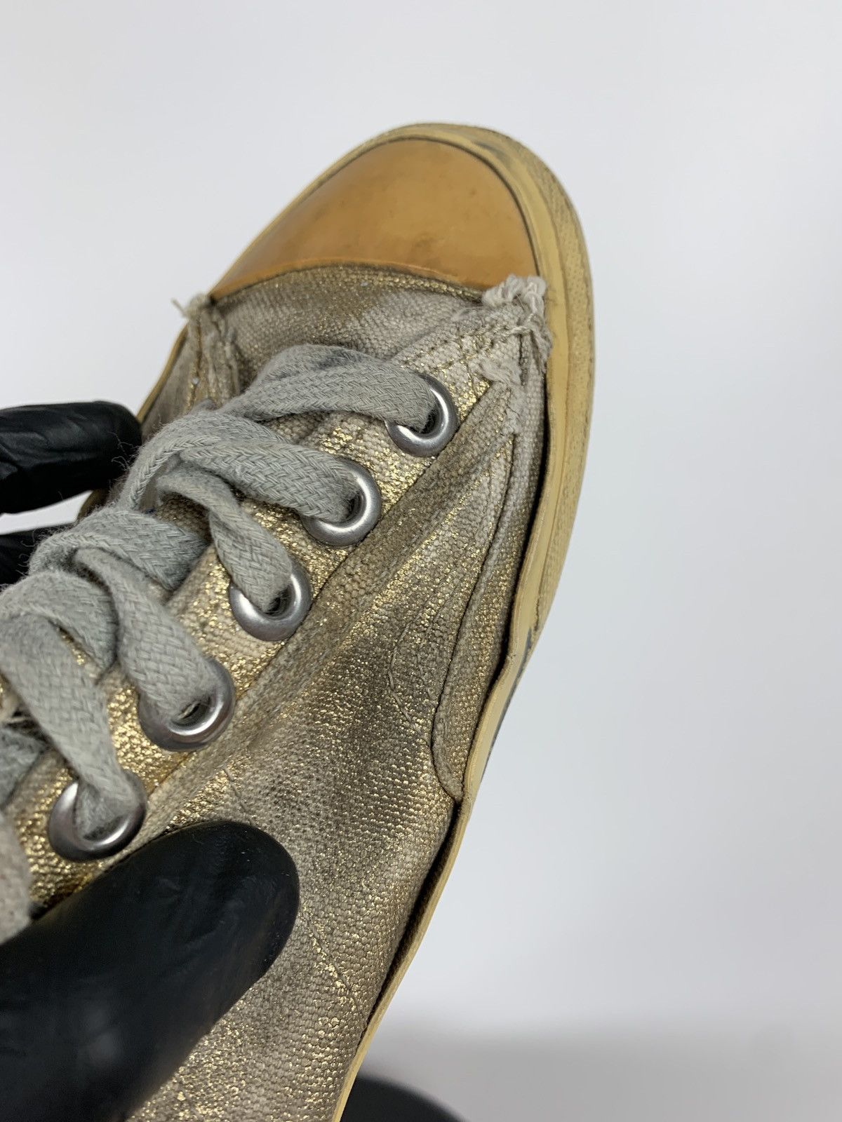 Golden Goose Golden Goose V-Star 2 Distressed Women’s Low Top Sneakers Size US 7 / IT 37 - 23 Thumbnail